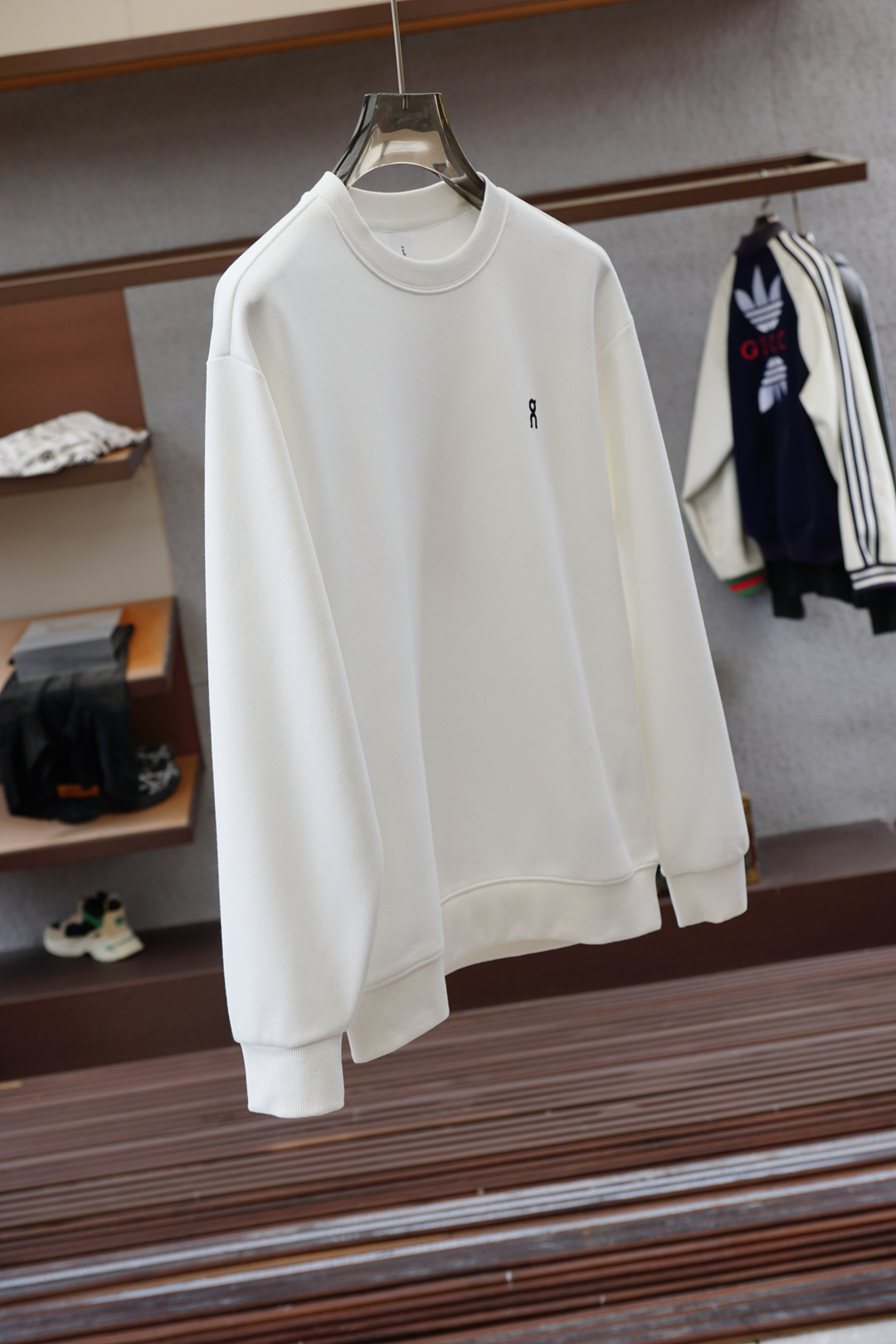 欧跑/🍉2025秋款本款卫衣衫以素净棉质针织，再借明快经典小狗加织带宣告 2025 秋冬秀场风尚，可为各