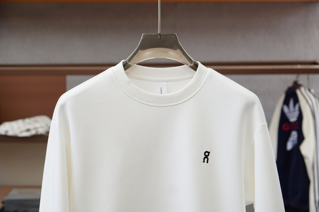 欧跑/🍉2025秋款本款卫衣衫以素净棉质针织，再借明快经典小狗加织带宣告 2025 秋冬秀场风尚，可为各