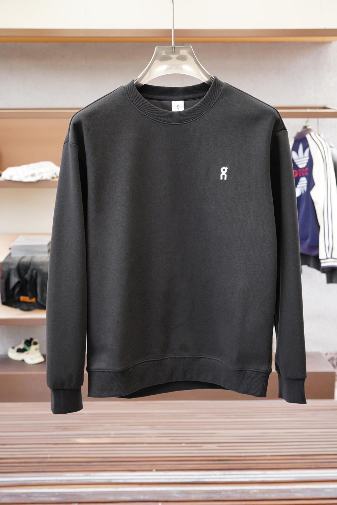 欧跑/🍉2025秋款本款卫衣衫以素净棉质针织，再借明快经典小狗加织带宣告 2025 秋冬秀场风尚，可为各