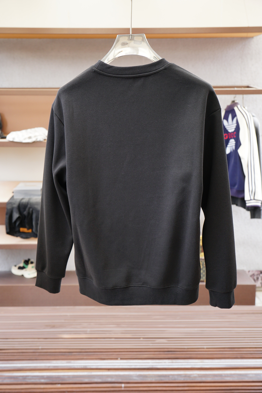 欧跑/🍉2025秋款本款卫衣衫以素净棉质针织，再借明快经典小狗加织带宣告 2025 秋冬秀场风尚，可为各