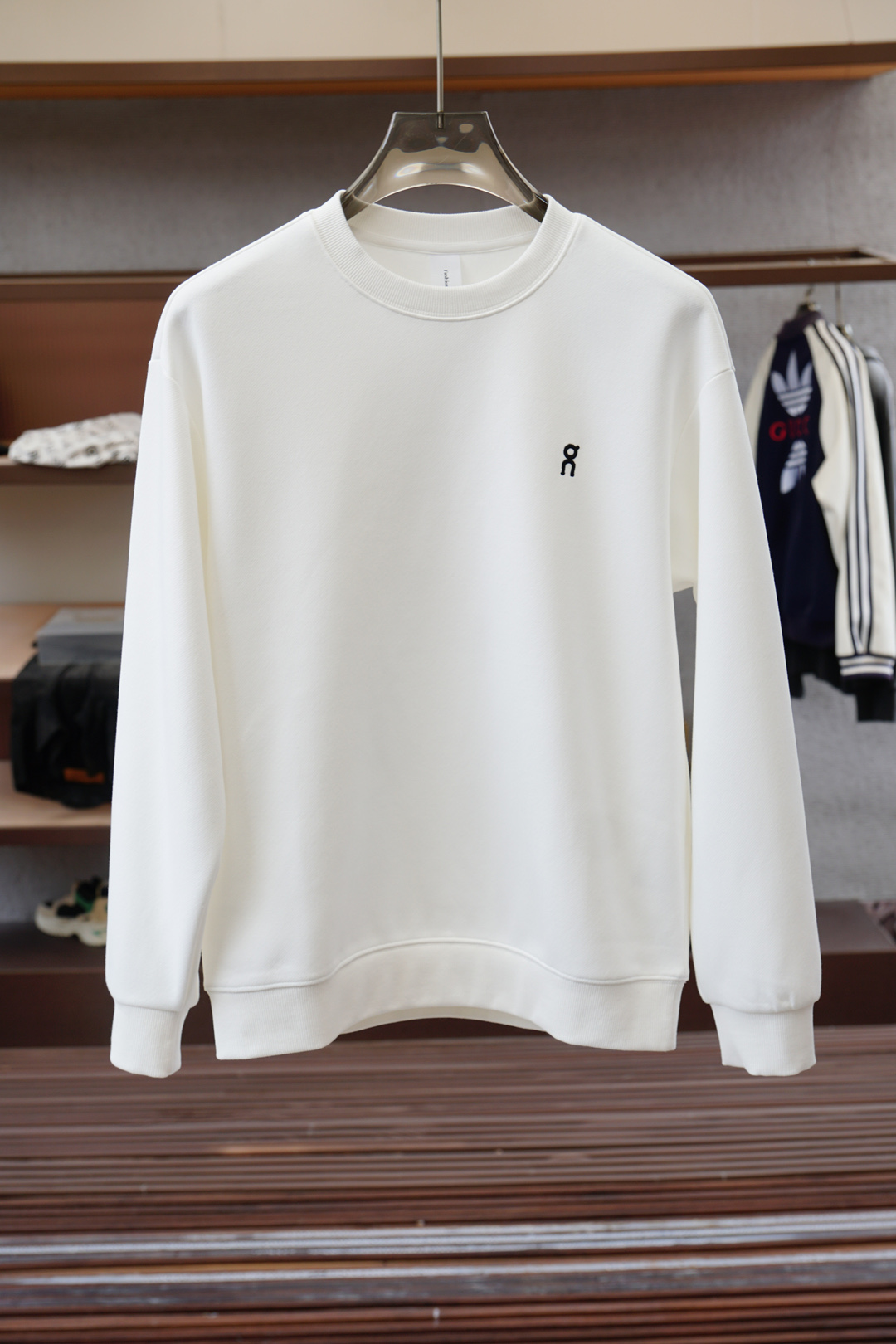 欧跑/🍉2025秋款本款卫衣衫以素净棉质针织，再借明快经典小狗加织带宣告 2025 秋冬秀场风尚，可为各