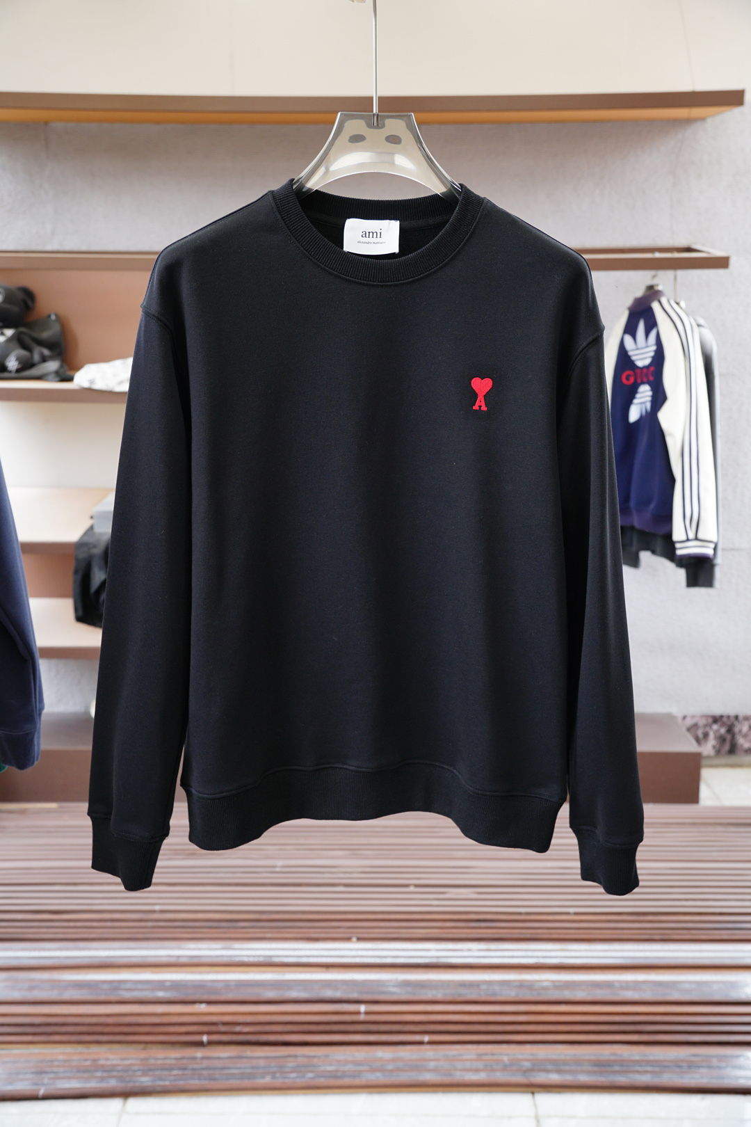 ami；🍉2025秋款本款卫衣衫以素净棉质针织，再借明快经典小狗加织带宣告 2025 秋冬秀场风尚，可为