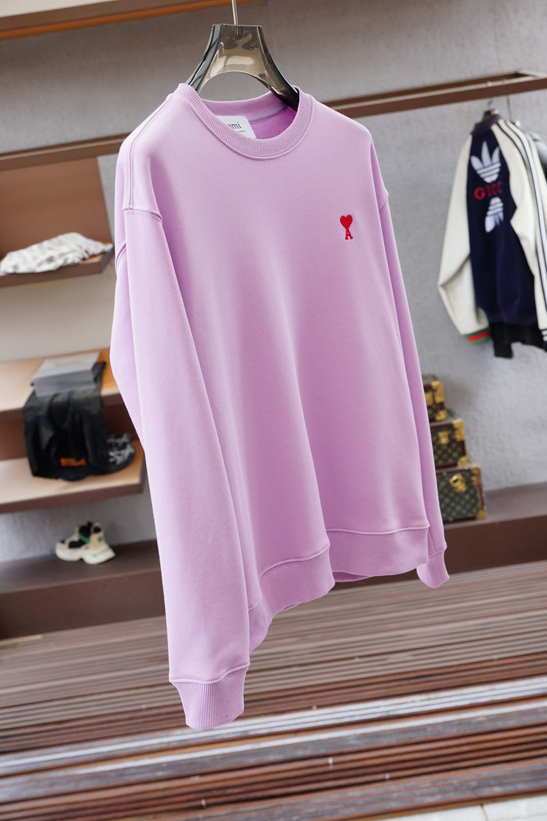 ami；🍉2025秋款本款卫衣衫以素净棉质针织，再借明快经典小狗加织带宣告 2025 秋冬秀场风尚，可为