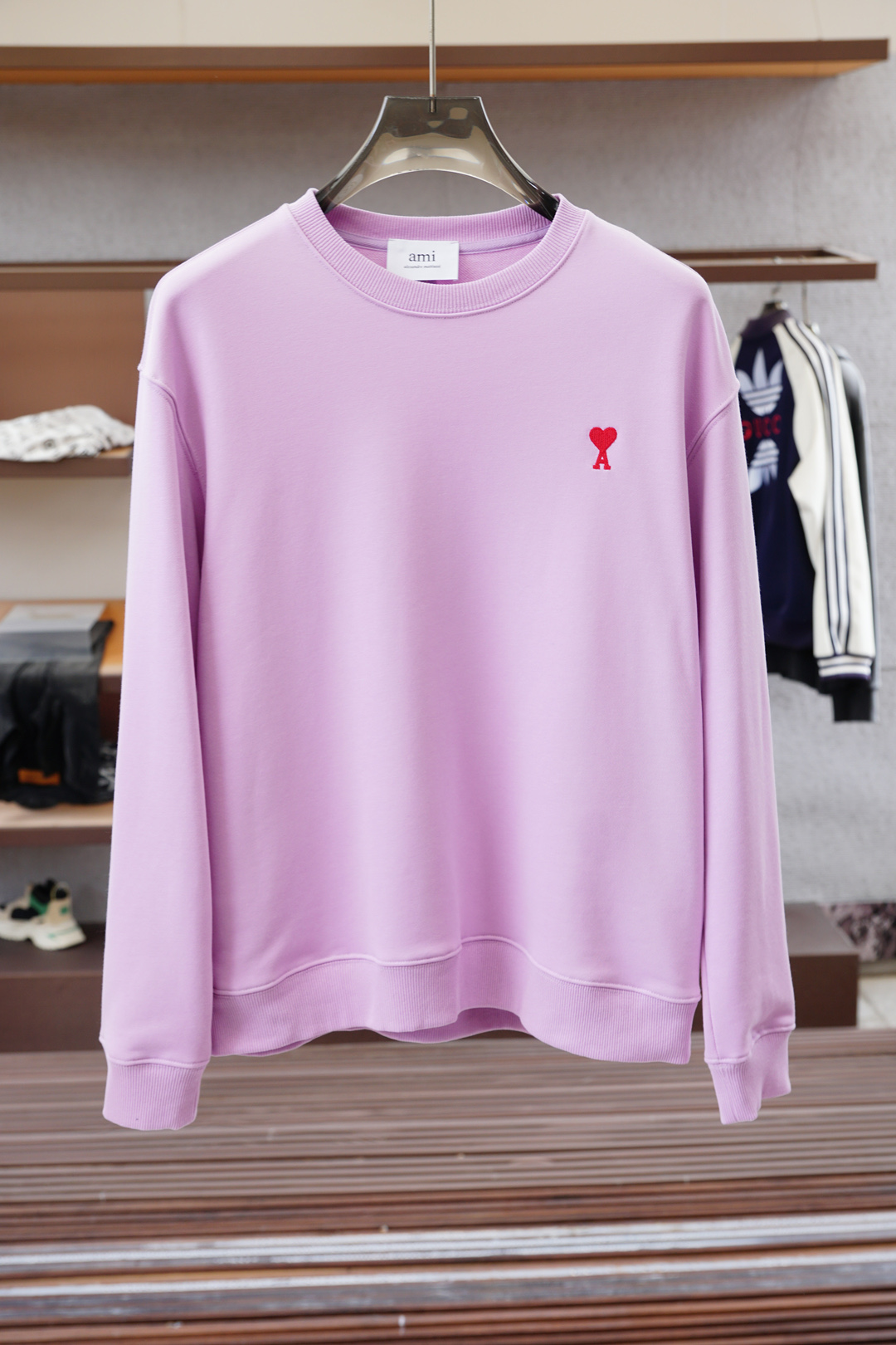 ami；🍉2025秋款本款卫衣衫以素净棉质针织，再借明快经典小狗加织带宣告 2025 秋冬秀场风尚，可为