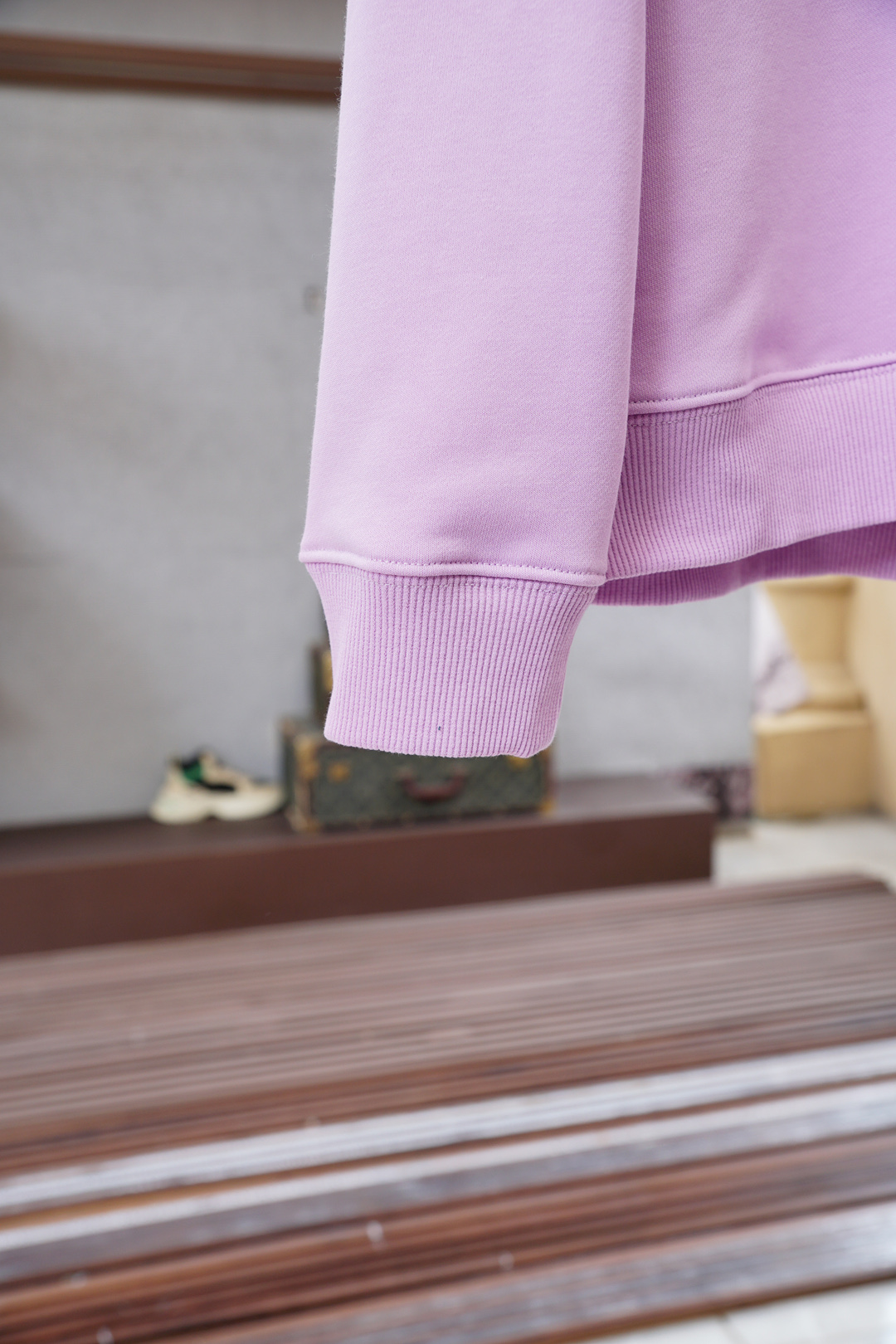 ami；🍉2025秋款本款卫衣衫以素净棉质针织，再借明快经典小狗加织带宣告 2025 秋冬秀场风尚，可为