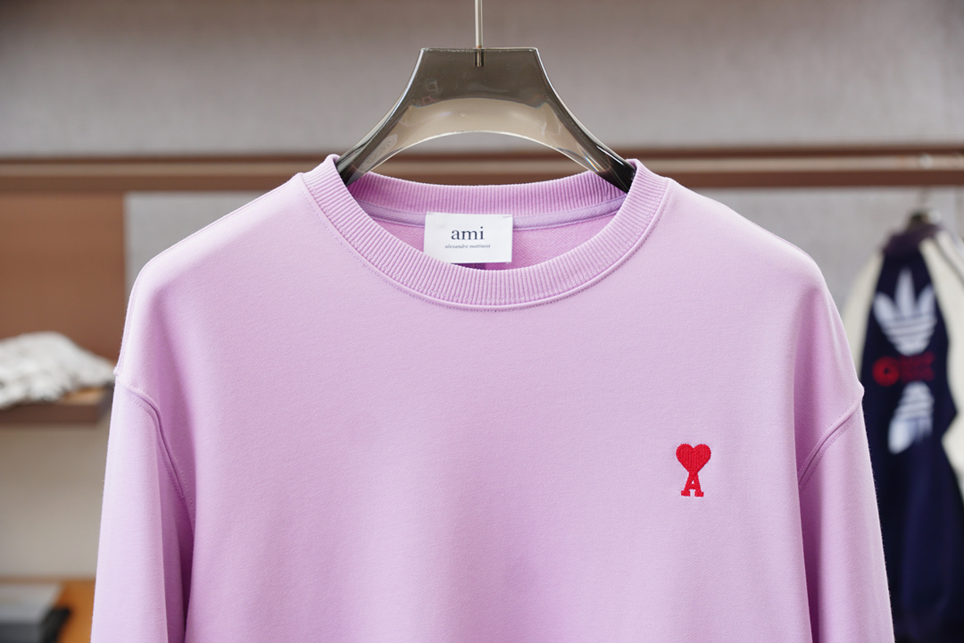 ami；🍉2025秋款本款卫衣衫以素净棉质针织，再借明快经典小狗加织带宣告 2025 秋冬秀场风尚，可为
