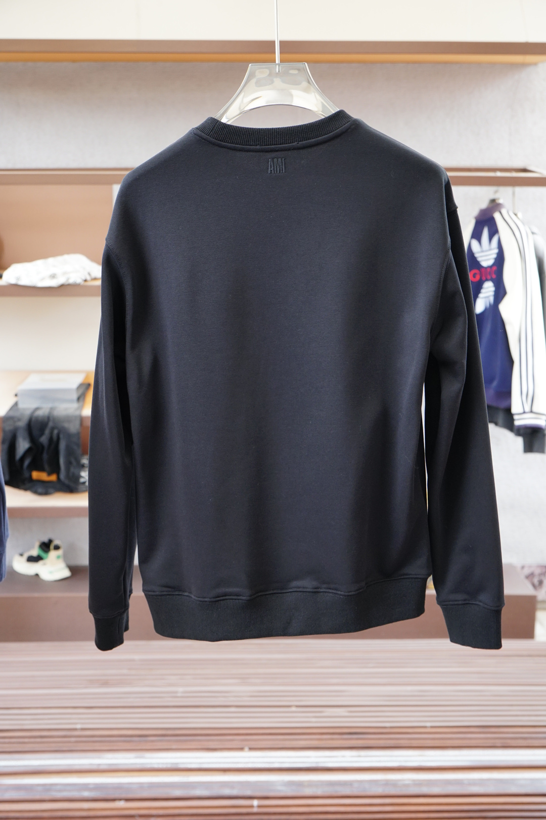 ami；🍉2025秋款本款卫衣衫以素净棉质针织，再借明快经典小狗加织带宣告 2025 秋冬秀场风尚，可为