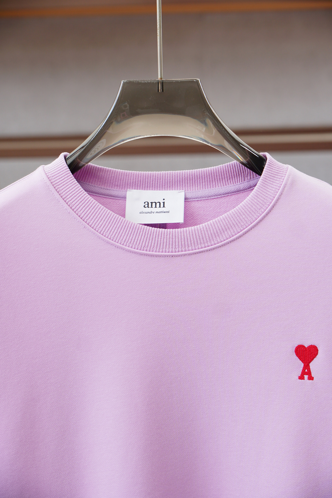 ami；🍉2025秋款本款卫衣衫以素净棉质针织，再借明快经典小狗加织带宣告 2025 秋冬秀场风尚，可为