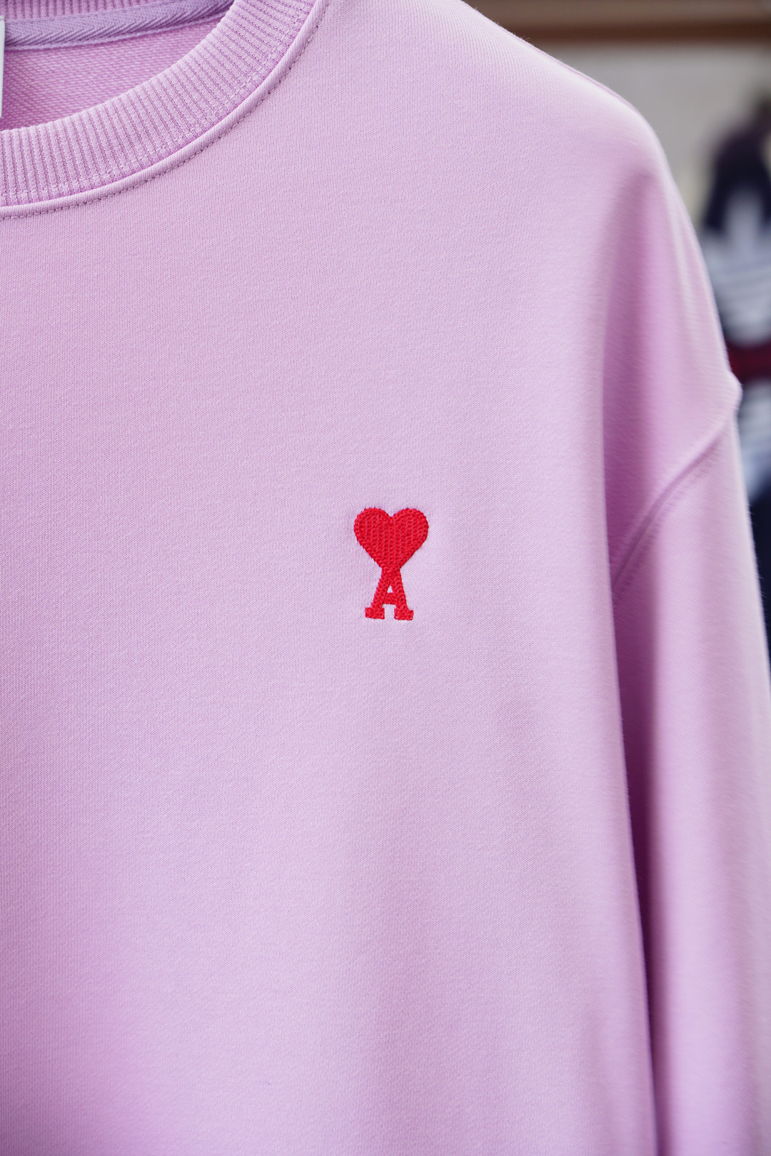 ami；🍉2025秋款本款卫衣衫以素净棉质针织，再借明快经典小狗加织带宣告 2025 秋冬秀场风尚，可为