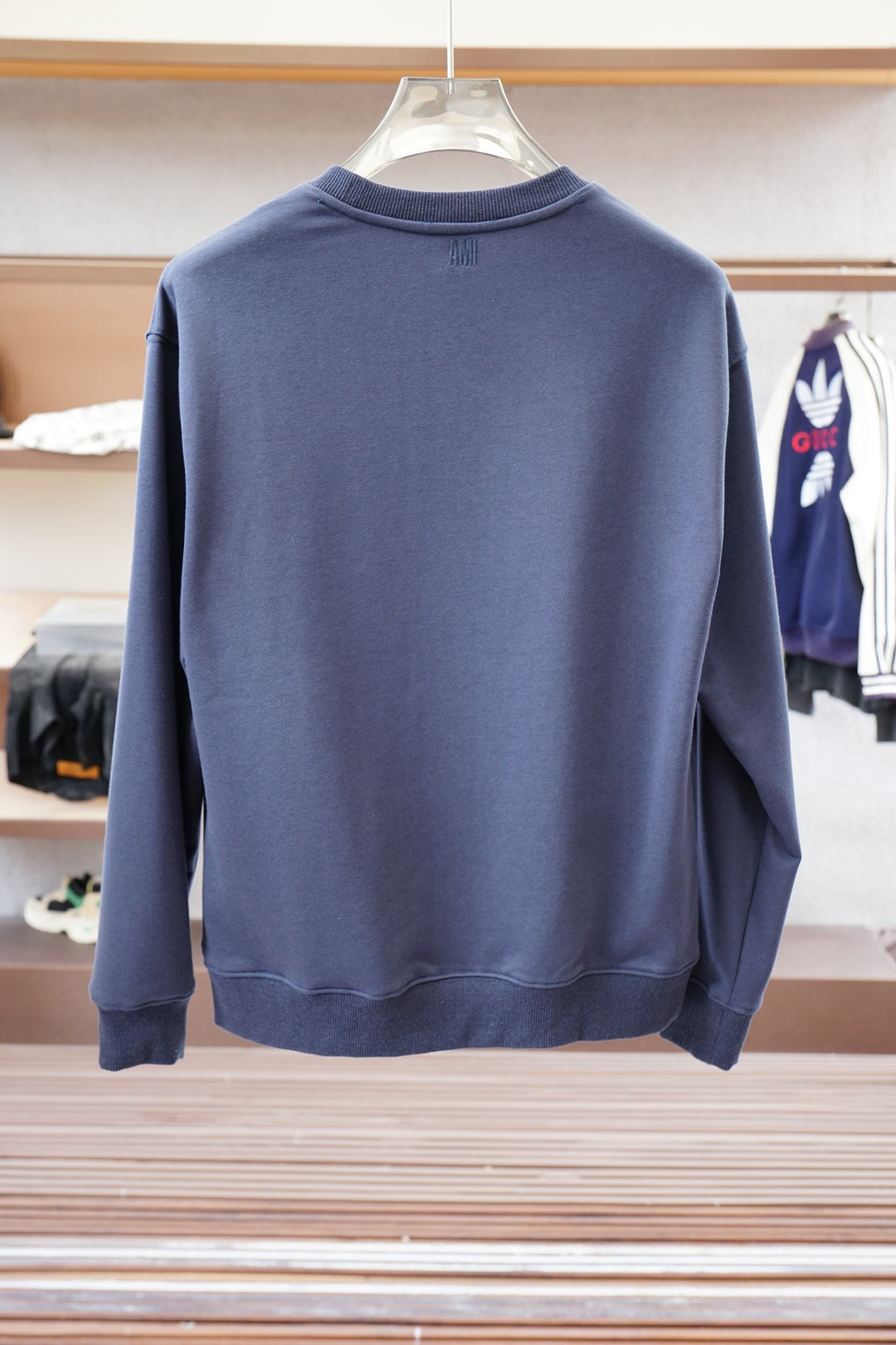 ami；🍉2025秋款本款卫衣衫以素净棉质针织，再借明快经典小狗加织带宣告 2025 秋冬秀场风尚，可为