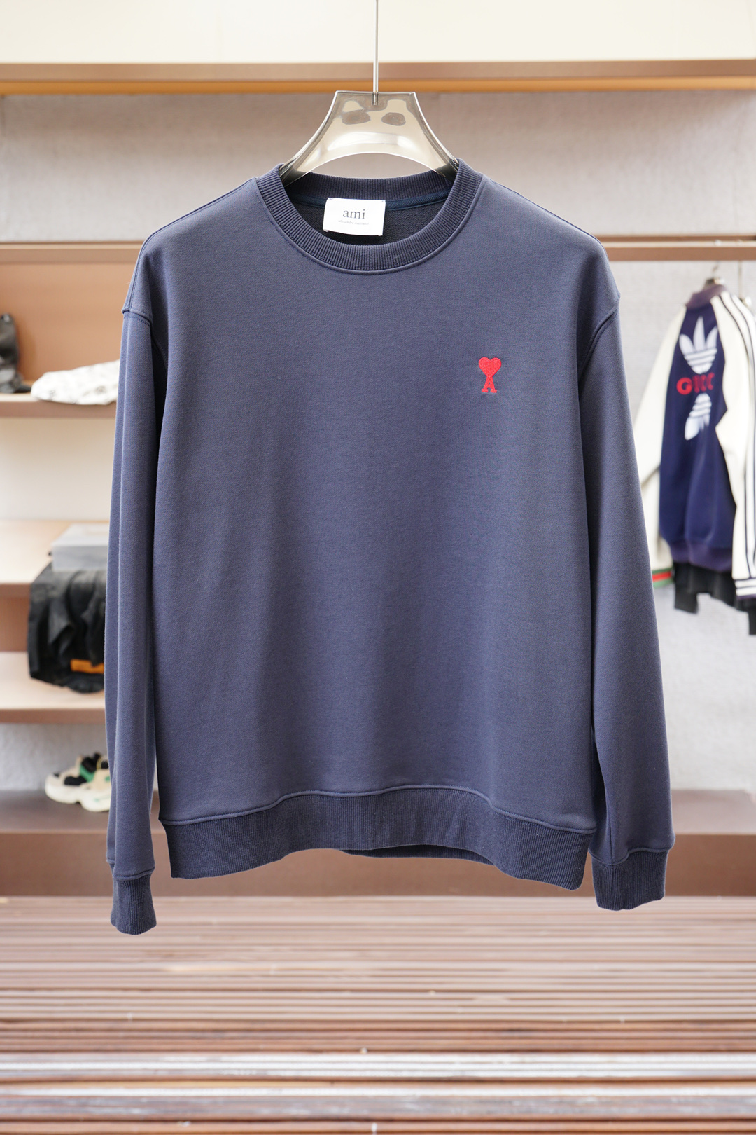 ami；🍉2025秋款本款卫衣衫以素净棉质针织，再借明快经典小狗加织带宣告 2025 秋冬秀场风尚，可为