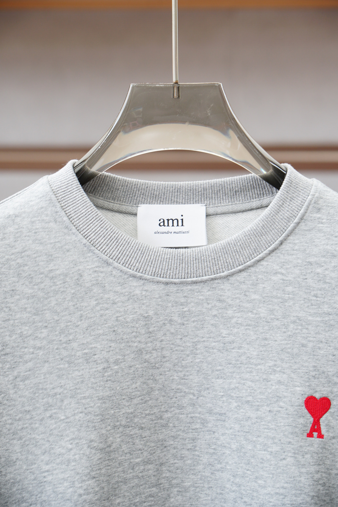 ami；🍉2025秋款本款卫衣衫以素净棉质针织，再借明快经典小狗加织带宣告 2025 秋冬秀场风尚，可为