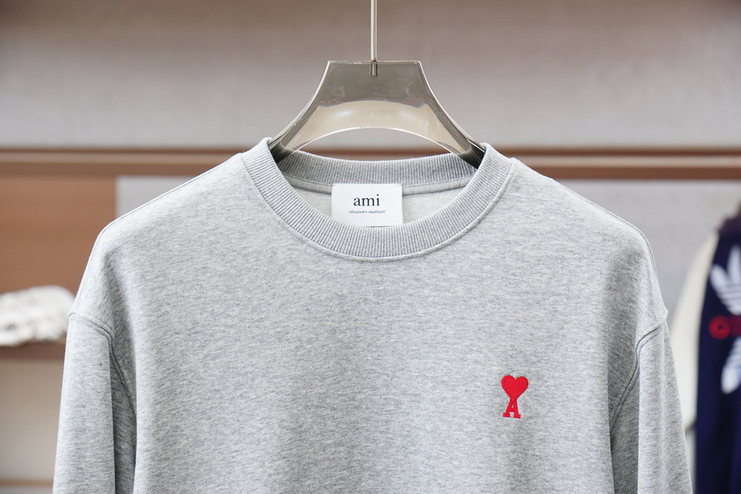 ami；🍉2025秋款本款卫衣衫以素净棉质针织，再借明快经典小狗加织带宣告 2025 秋冬秀场风尚，可为