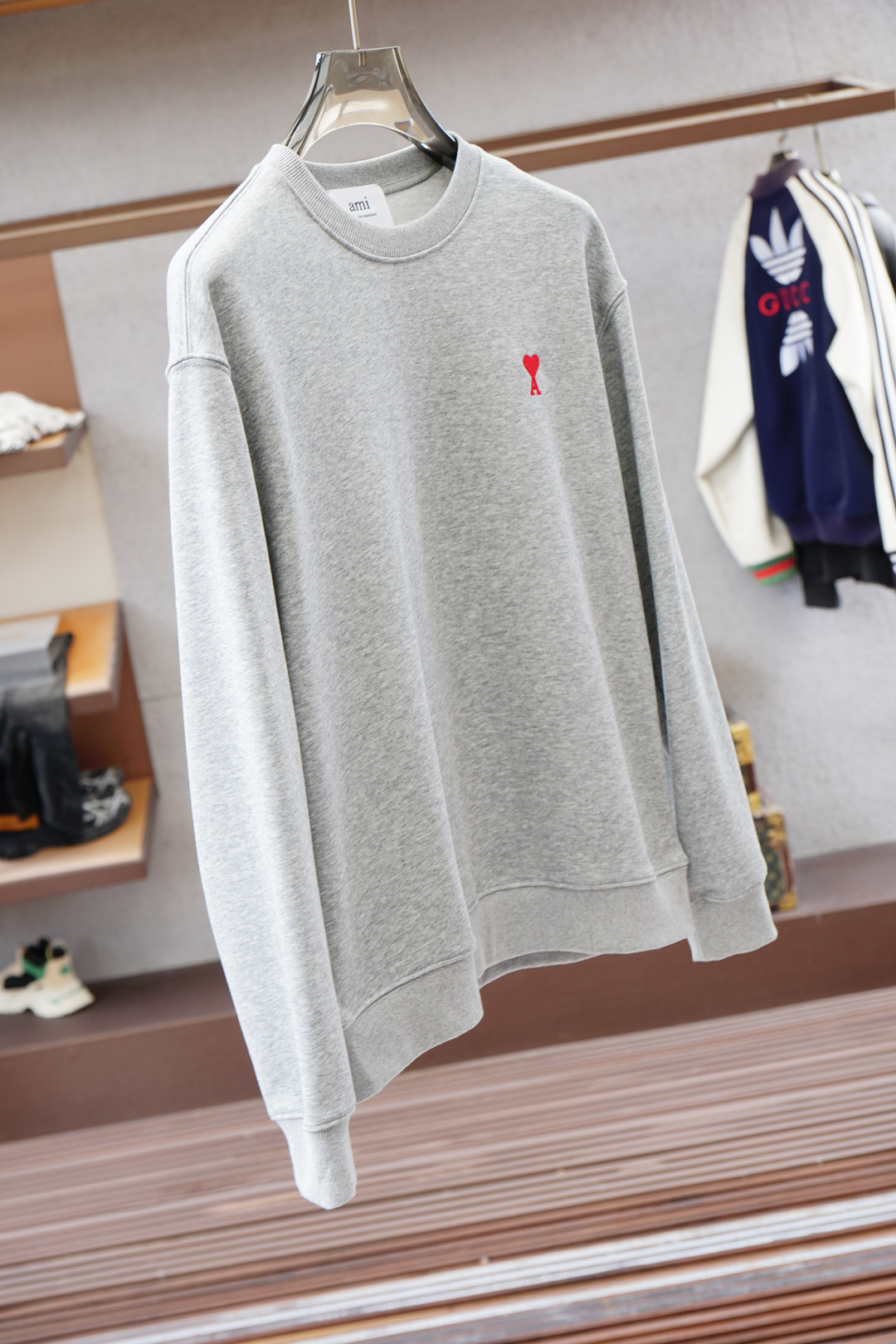 ami；🍉2025秋款本款卫衣衫以素净棉质针织，再借明快经典小狗加织带宣告 2025 秋冬秀场风尚，可为