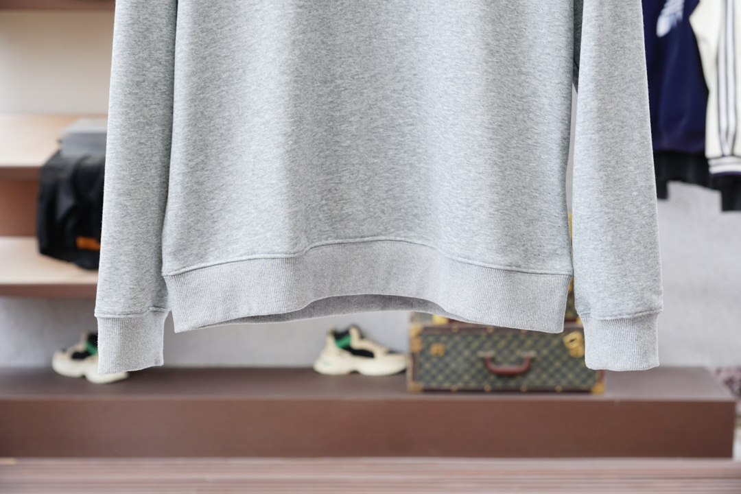 ami；🍉2025秋款本款卫衣衫以素净棉质针织，再借明快经典小狗加织带宣告 2025 秋冬秀场风尚，可为