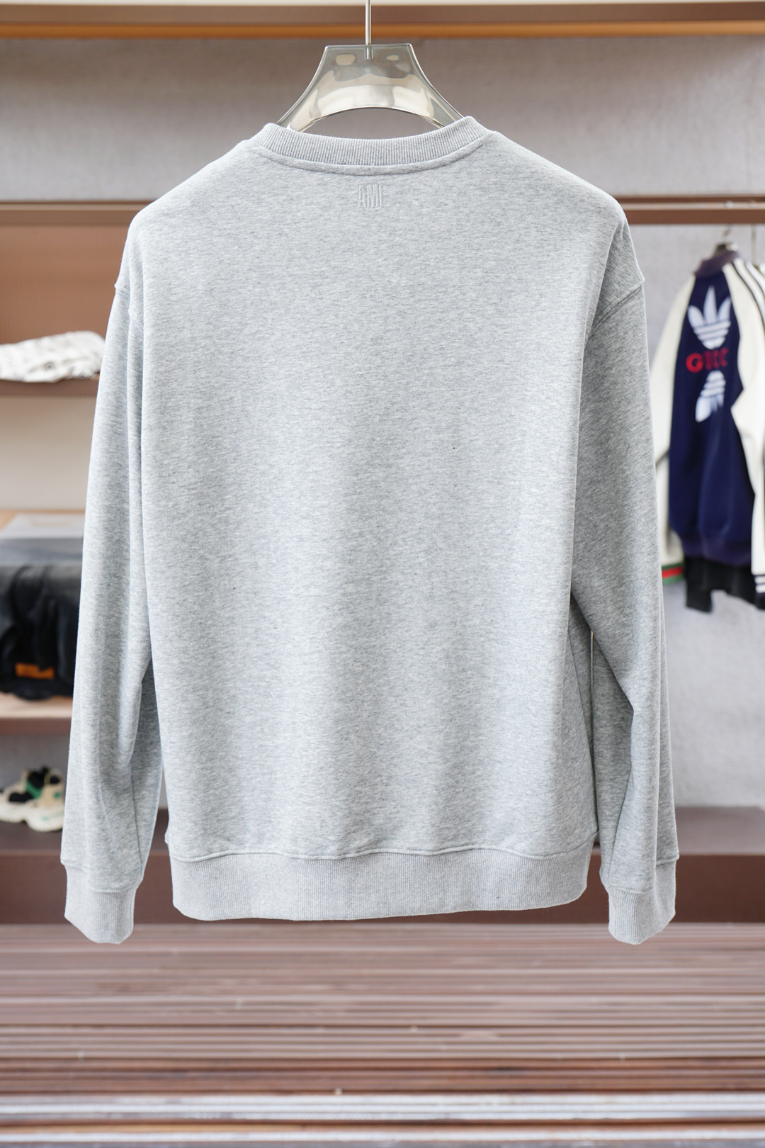 ami；🍉2025秋款本款卫衣衫以素净棉质针织，再借明快经典小狗加织带宣告 2025 秋冬秀场风尚，可为