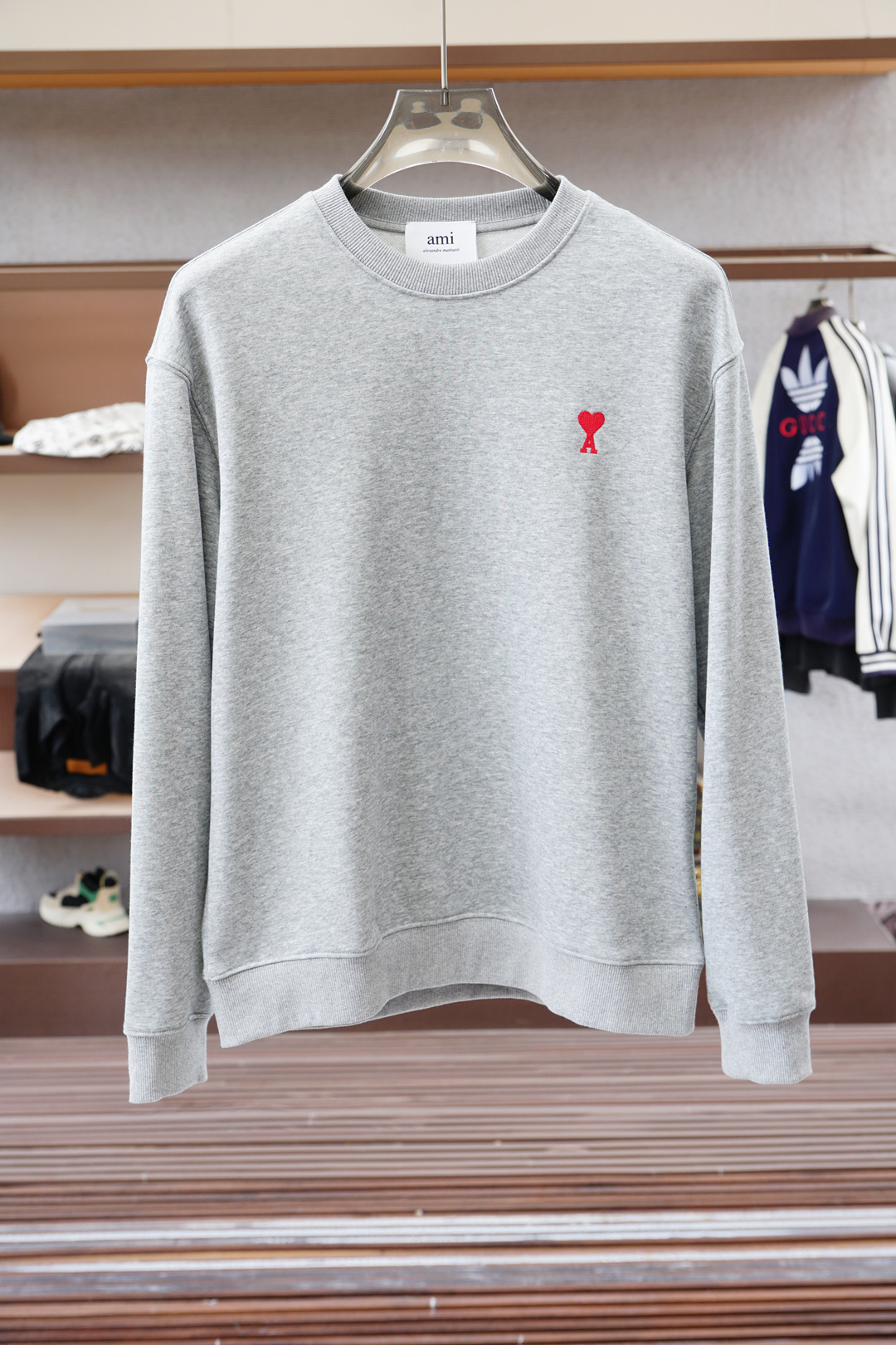 ami；🍉2025秋款本款卫衣衫以素净棉质针织，再借明快经典小狗加织带宣告 2025 秋冬秀场风尚，可为