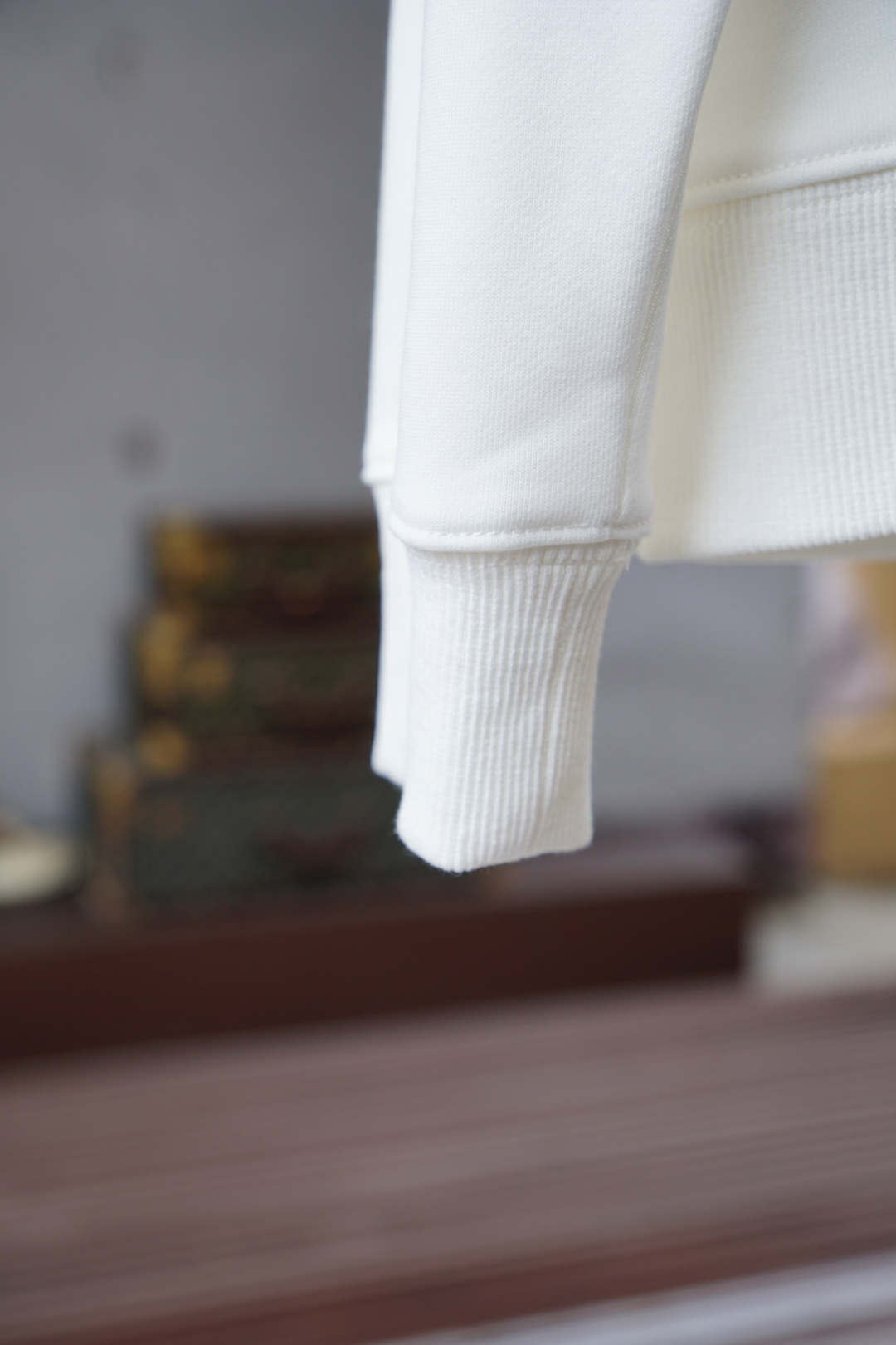 ami；🍉2025秋款本款卫衣衫以素净棉质针织，再借明快经典小狗加织带宣告 2025 秋冬秀场风尚，可为