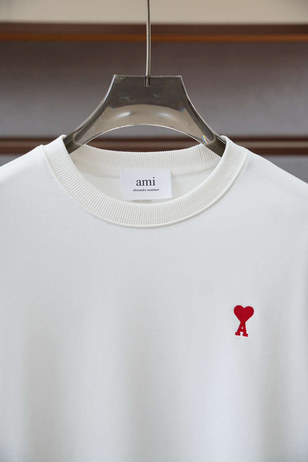 ami；🍉2025秋款本款卫衣衫以素净棉质针织，再借明快经典小狗加织带宣告 2025 秋冬秀场风尚，可为