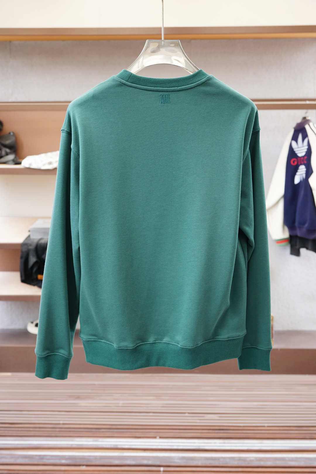 ami；🍉2025秋款本款卫衣衫以素净棉质针织，再借明快经典小狗加织带宣告 2025 秋冬秀场风尚，可为