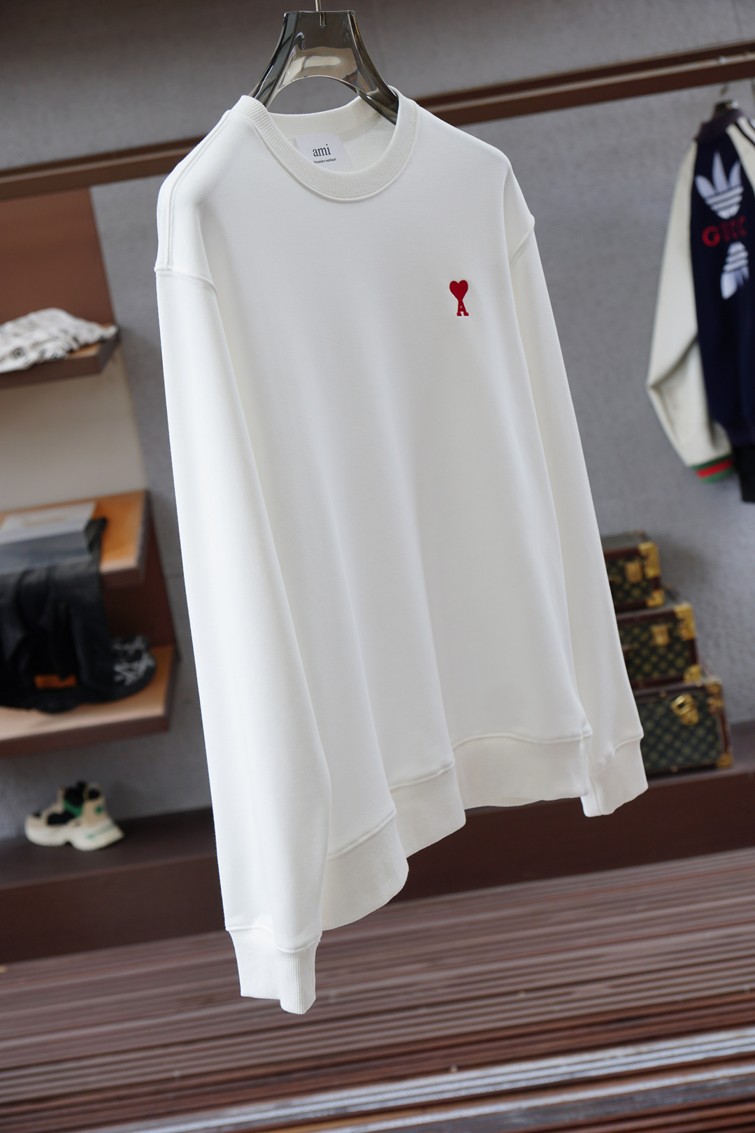 ami；🍉2025秋款本款卫衣衫以素净棉质针织，再借明快经典小狗加织带宣告 2025 秋冬秀场风尚，可为