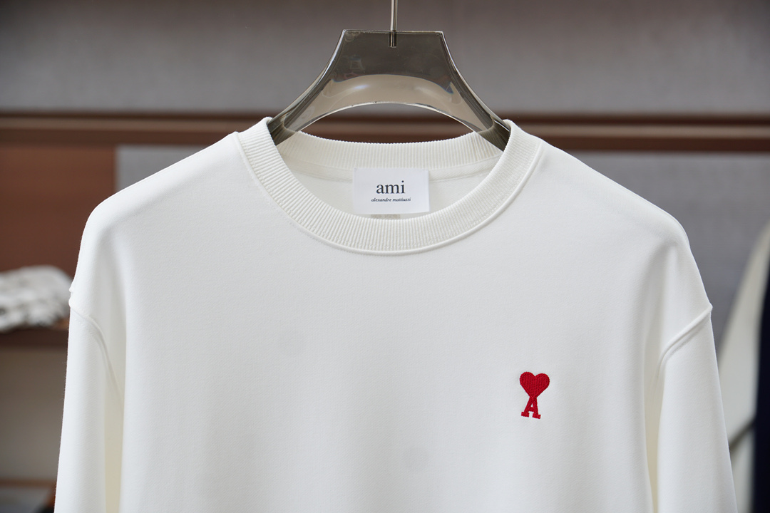 ami；🍉2025秋款本款卫衣衫以素净棉质针织，再借明快经典小狗加织带宣告 2025 秋冬秀场风尚，可为