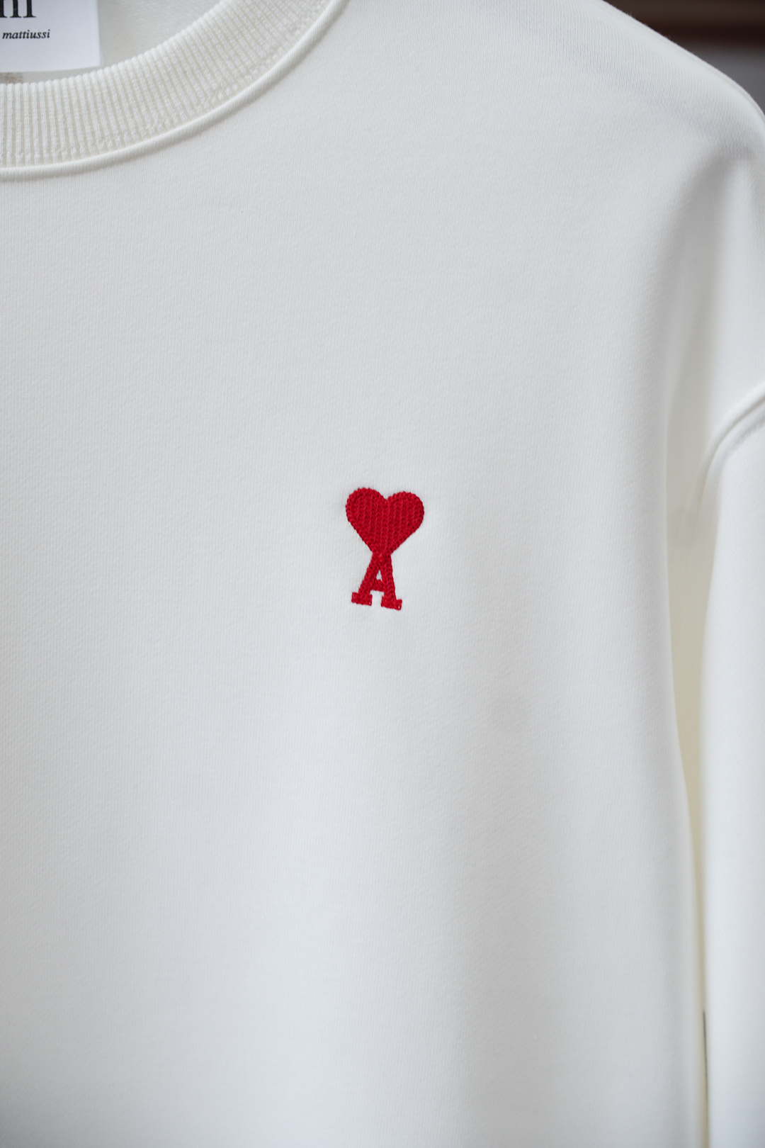 ami；🍉2025秋款本款卫衣衫以素净棉质针织，再借明快经典小狗加织带宣告 2025 秋冬秀场风尚，可为