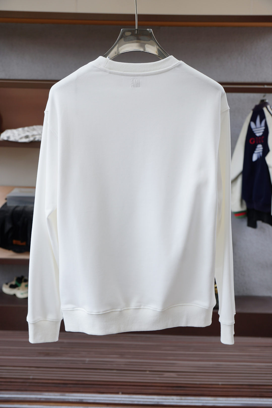 ami；🍉2025秋款本款卫衣衫以素净棉质针织，再借明快经典小狗加织带宣告 2025 秋冬秀场风尚，可为