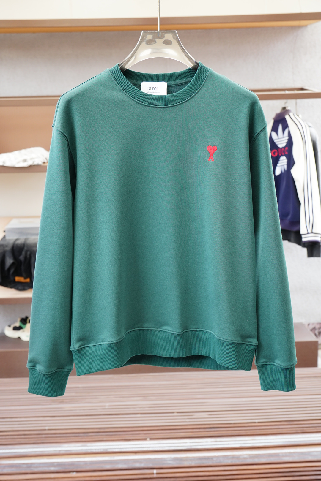 ami；🍉2025秋款本款卫衣衫以素净棉质针织，再借明快经典小狗加织带宣告 2025 秋冬秀场风尚，可为