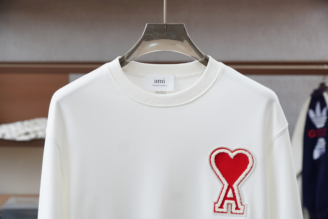 ami；🍉2025秋款本款卫衣衫以素净棉质针织，再借明快经典小狗加织带宣告 2025 秋冬秀场风尚，可为