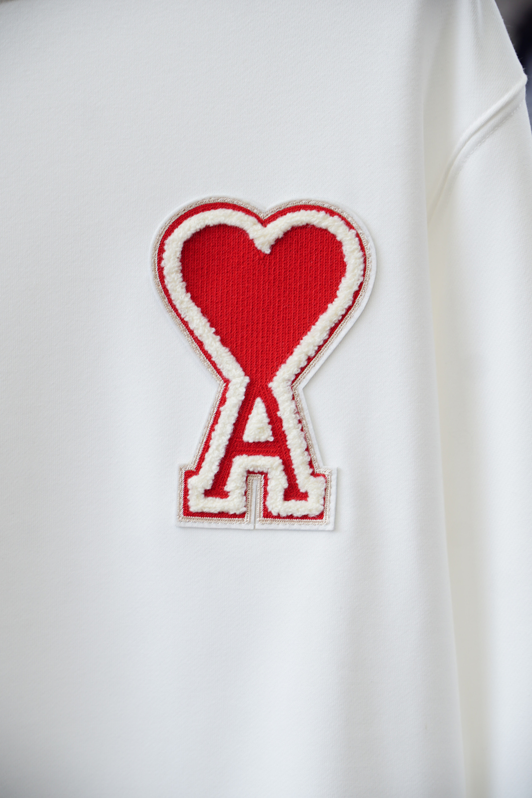 ami；🍉2025秋款本款卫衣衫以素净棉质针织，再借明快经典小狗加织带宣告 2025 秋冬秀场风尚，可为