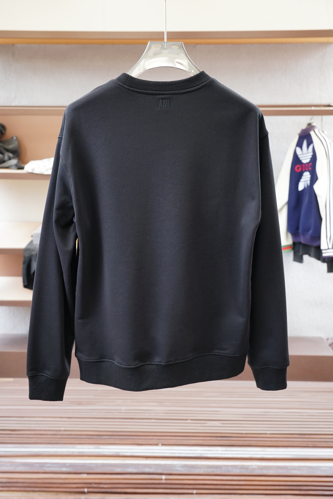 ami；🍉2025秋款本款卫衣衫以素净棉质针织，再借明快经典小狗加织带宣告 2025 秋冬秀场风尚，可为