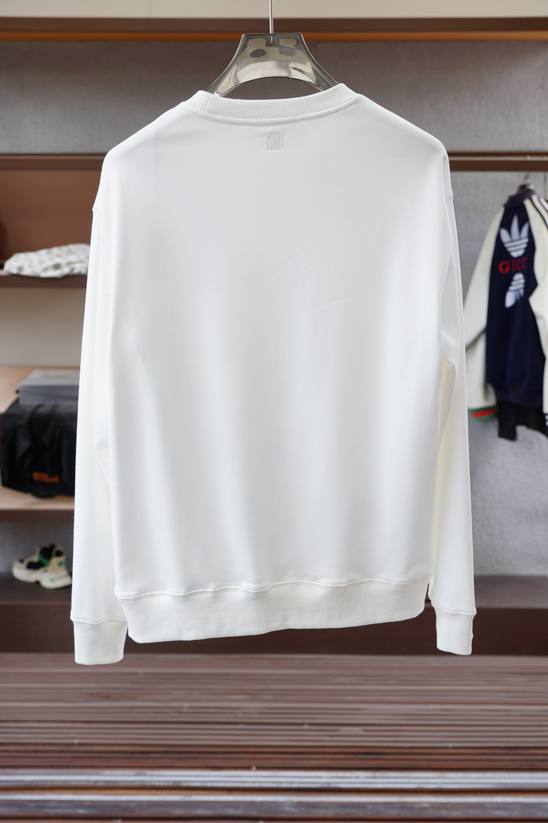 ami；🍉2025秋款本款卫衣衫以素净棉质针织，再借明快经典小狗加织带宣告 2025 秋冬秀场风尚，可为