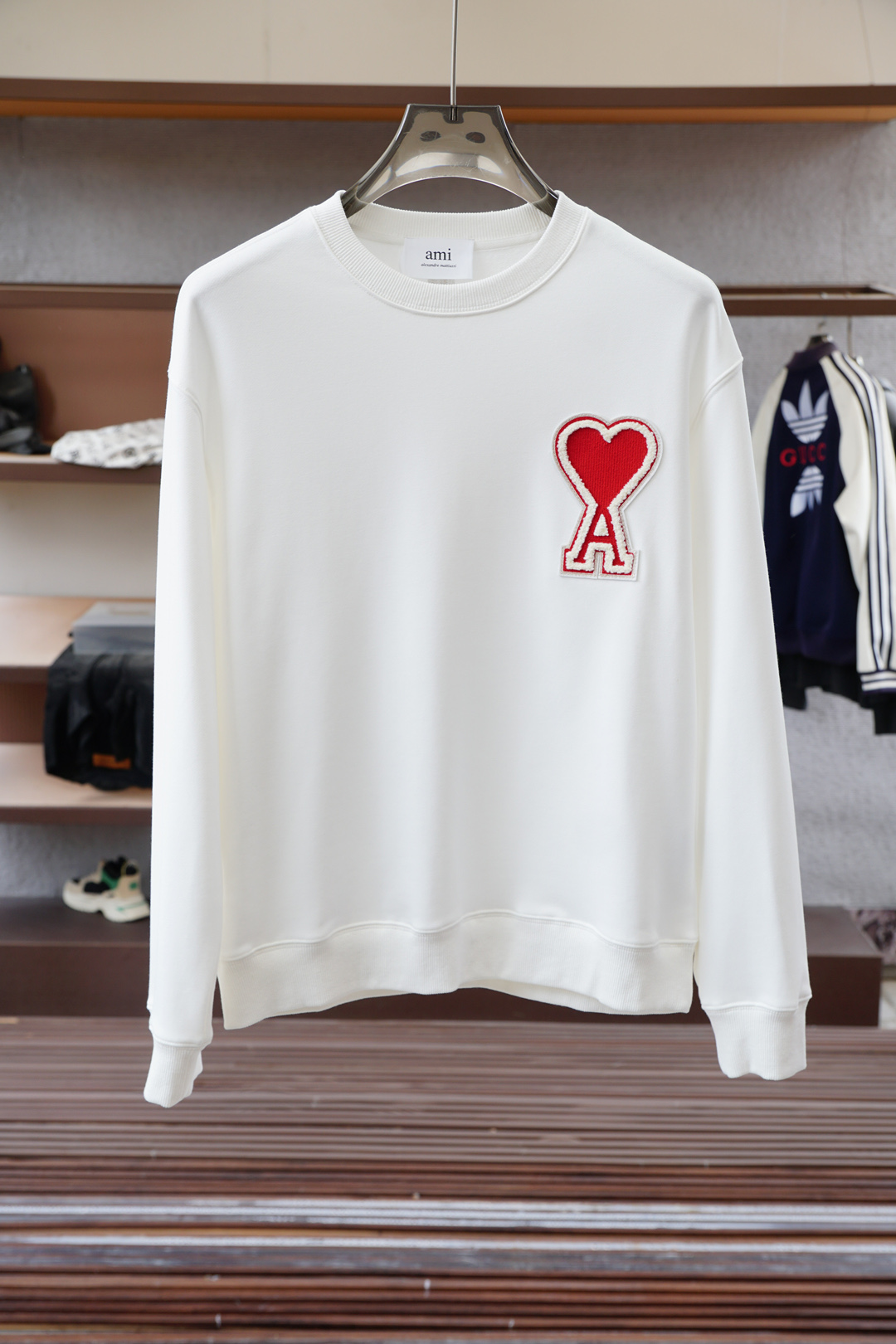 ami；🍉2025秋款本款卫衣衫以素净棉质针织，再借明快经典小狗加织带宣告 2025 秋冬秀场风尚，可为