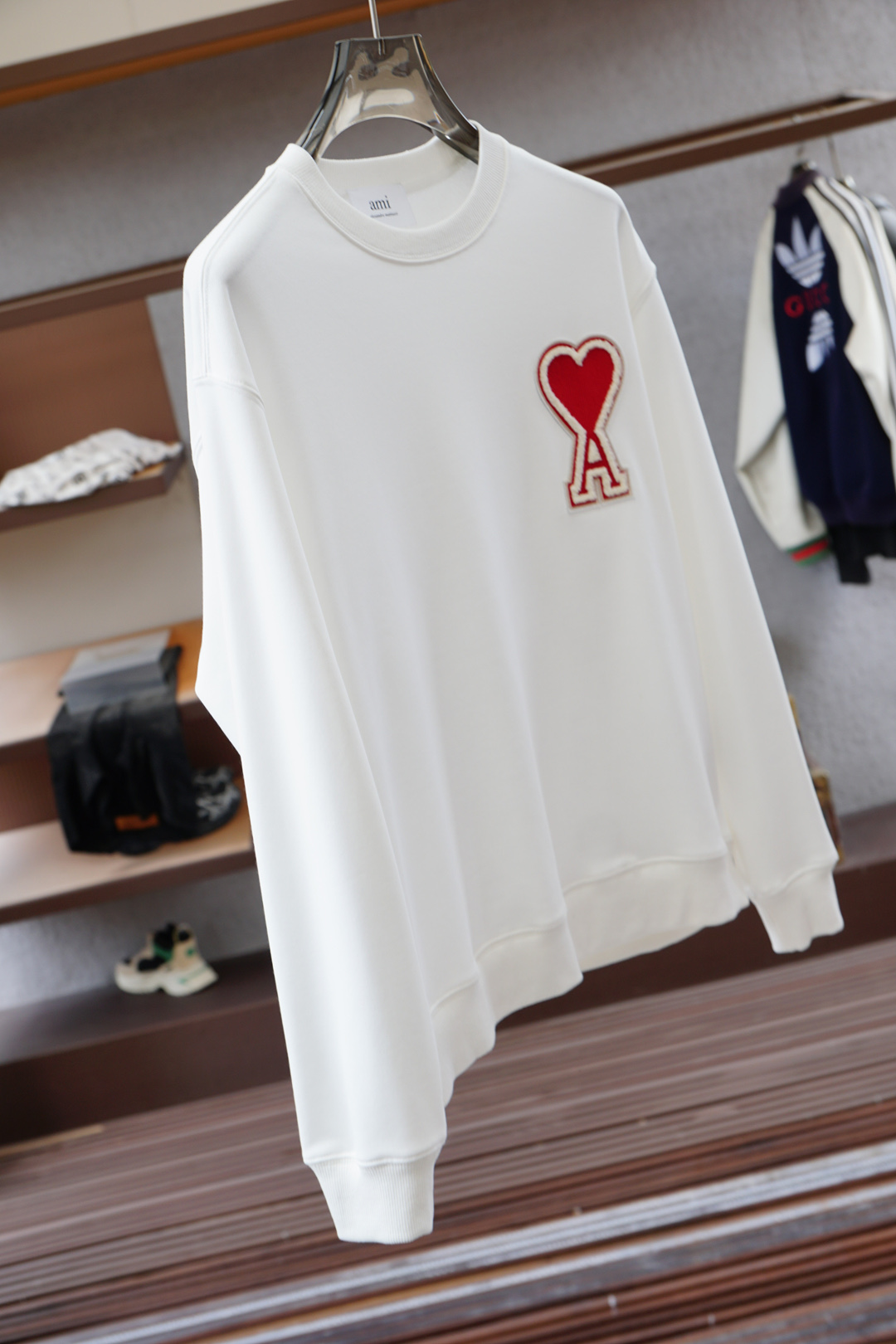 ami；🍉2025秋款本款卫衣衫以素净棉质针织，再借明快经典小狗加织带宣告 2025 秋冬秀场风尚，可为