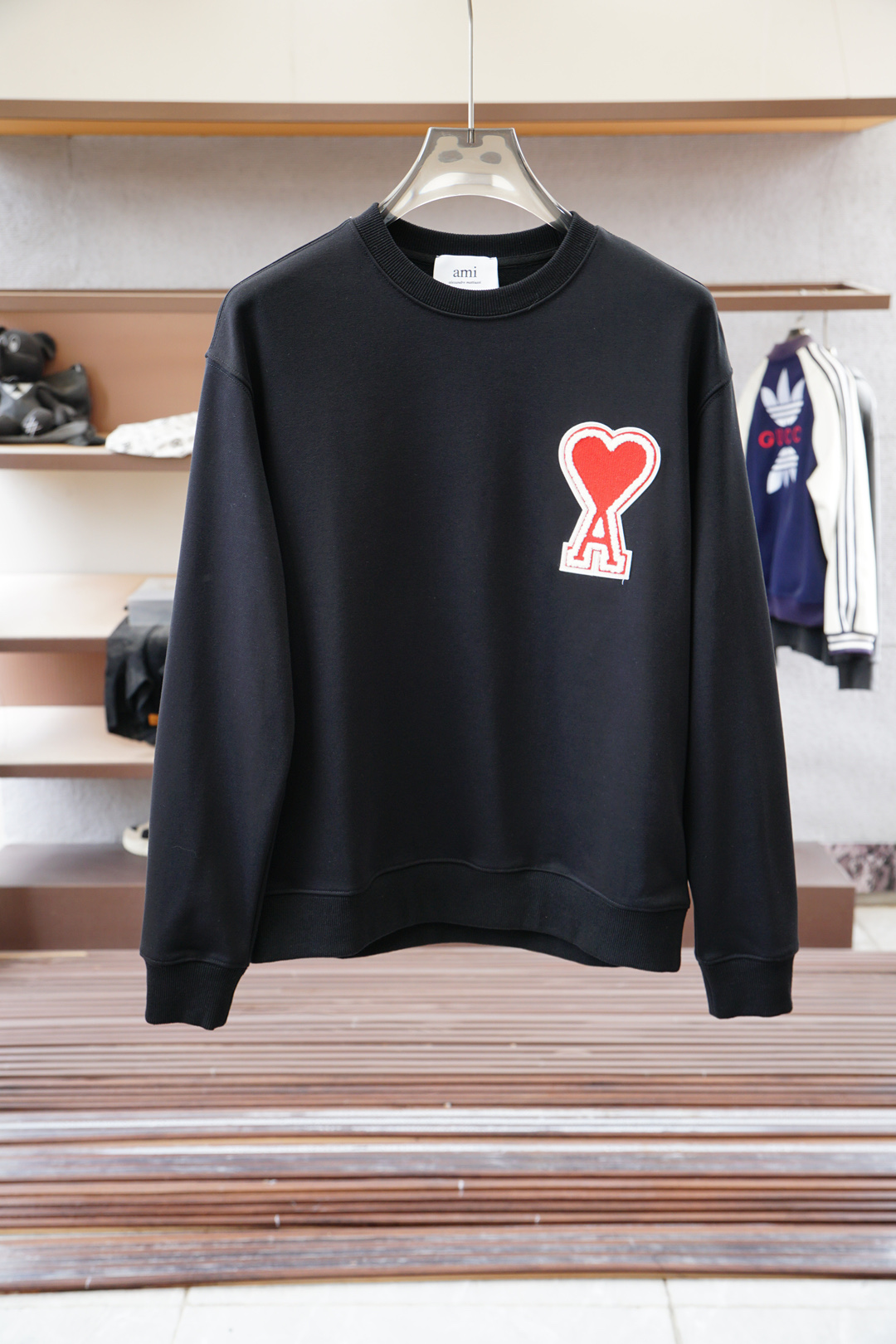 ami；🍉2025秋款本款卫衣衫以素净棉质针织，再借明快经典小狗加织带宣告 2025 秋冬秀场风尚，可为