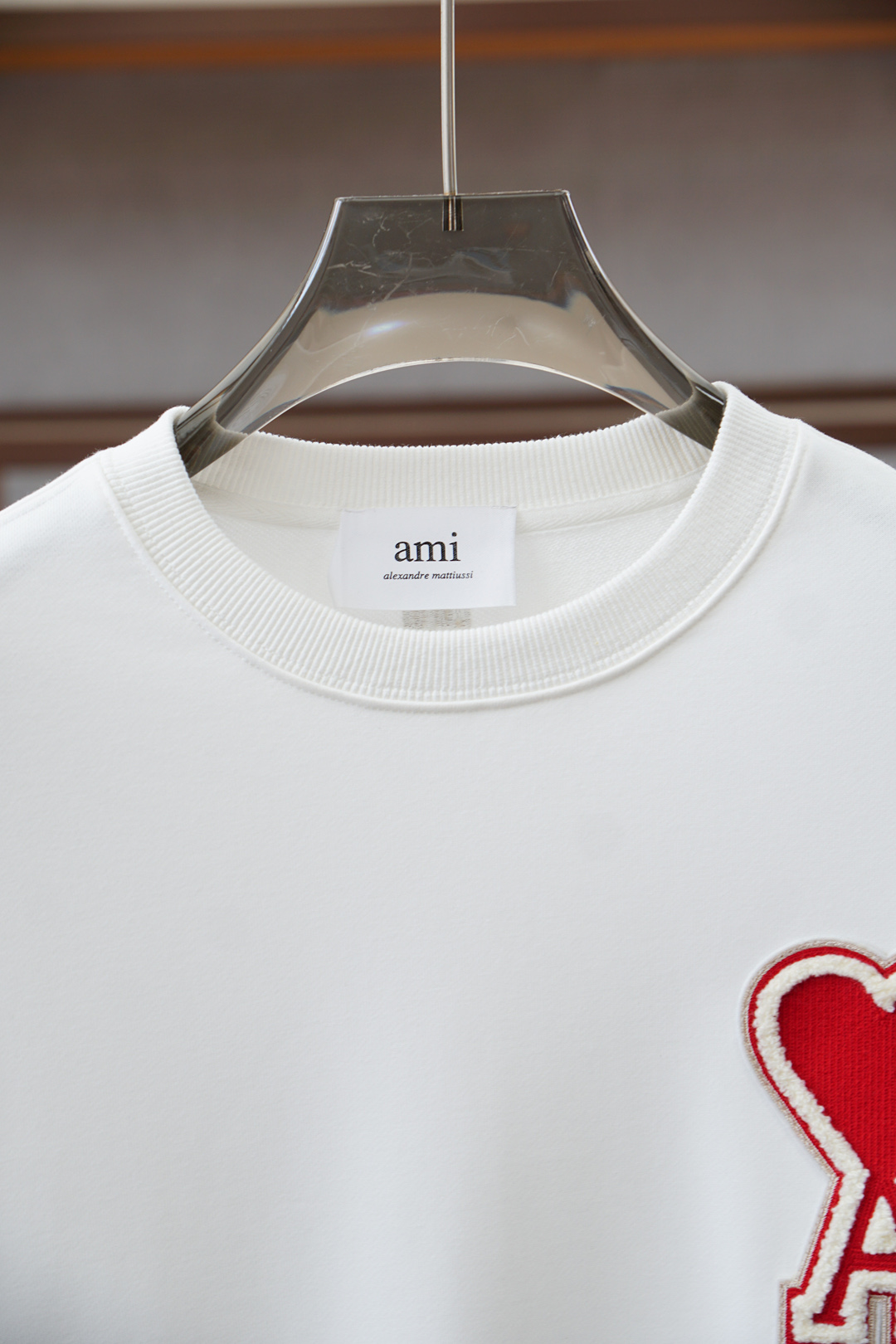 ami；🍉2025秋款本款卫衣衫以素净棉质针织，再借明快经典小狗加织带宣告 2025 秋冬秀场风尚，可为