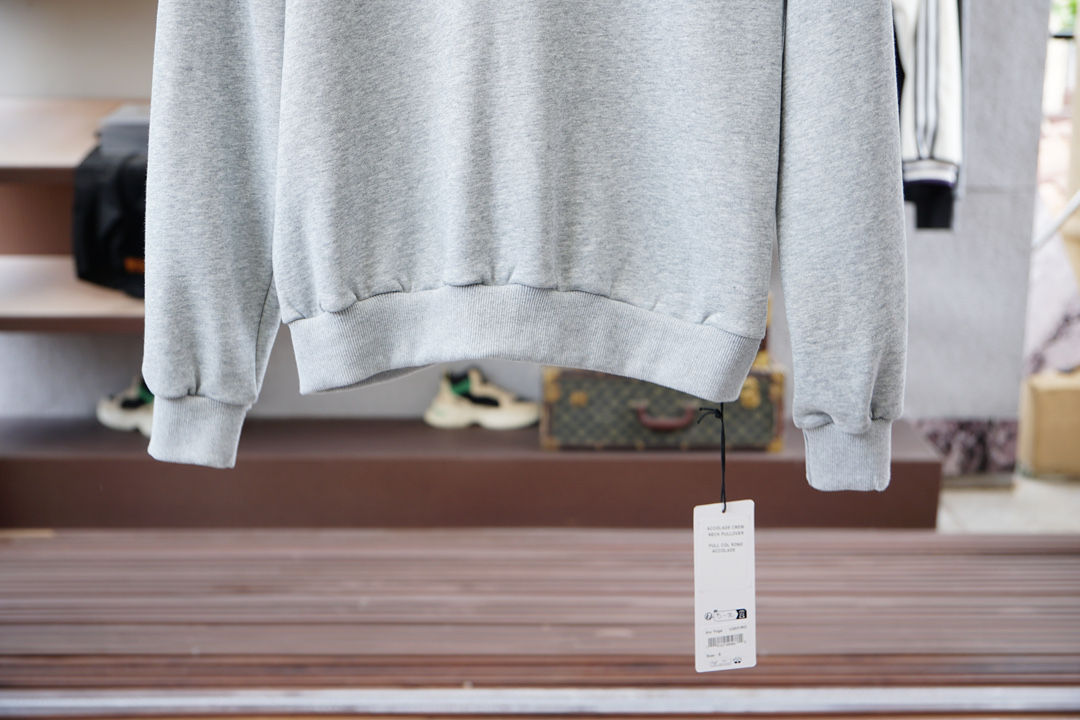 欧跑-2025秋款本款卫衣衫以素净棉质针织，再借明快经典小狗加织带宣告 2025 秋冬秀场风尚，可为各式