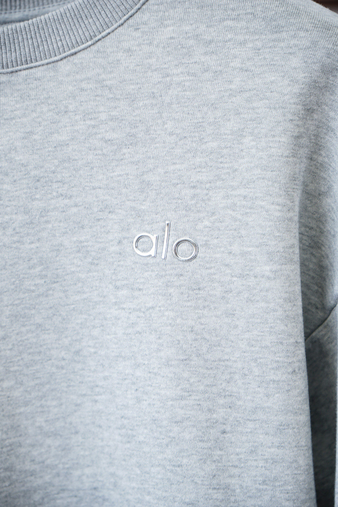 欧跑-2025秋款本款卫衣衫以素净棉质针织，再借明快经典小狗加织带宣告 2025 秋冬秀场风尚，可为各式