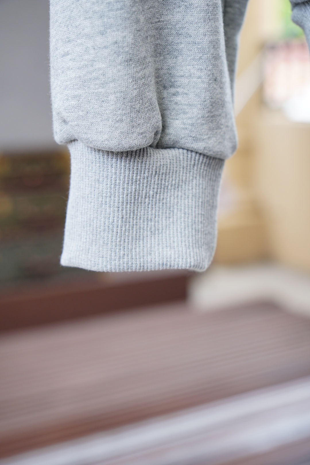 欧跑-2025秋款本款卫衣衫以素净棉质针织，再借明快经典小狗加织带宣告 2025 秋冬秀场风尚，可为各式