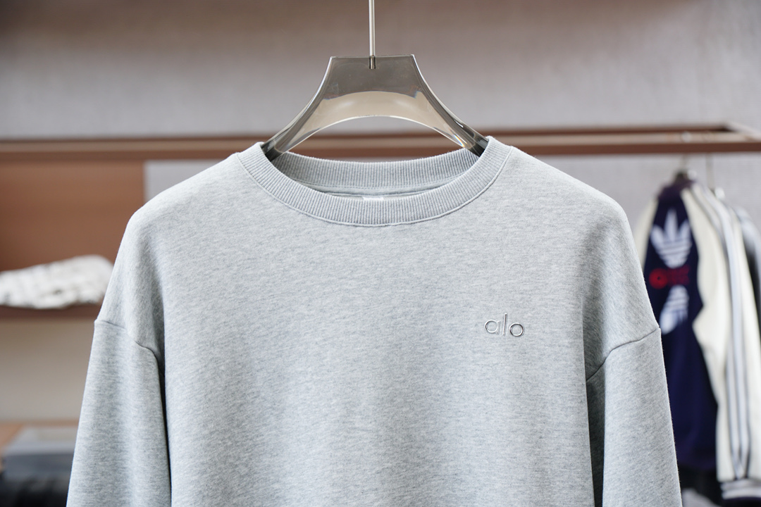 欧跑-2025秋款本款卫衣衫以素净棉质针织，再借明快经典小狗加织带宣告 2025 秋冬秀场风尚，可为各式