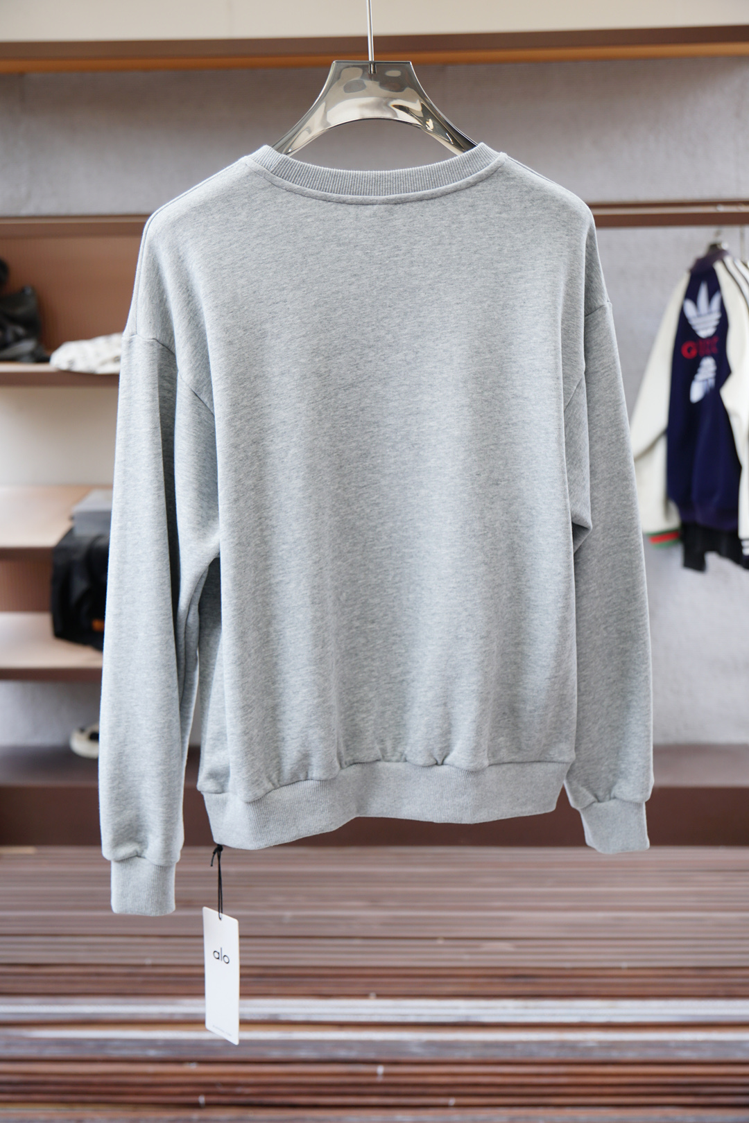 欧跑-2025秋款本款卫衣衫以素净棉质针织，再借明快经典小狗加织带宣告 2025 秋冬秀场风尚，可为各式