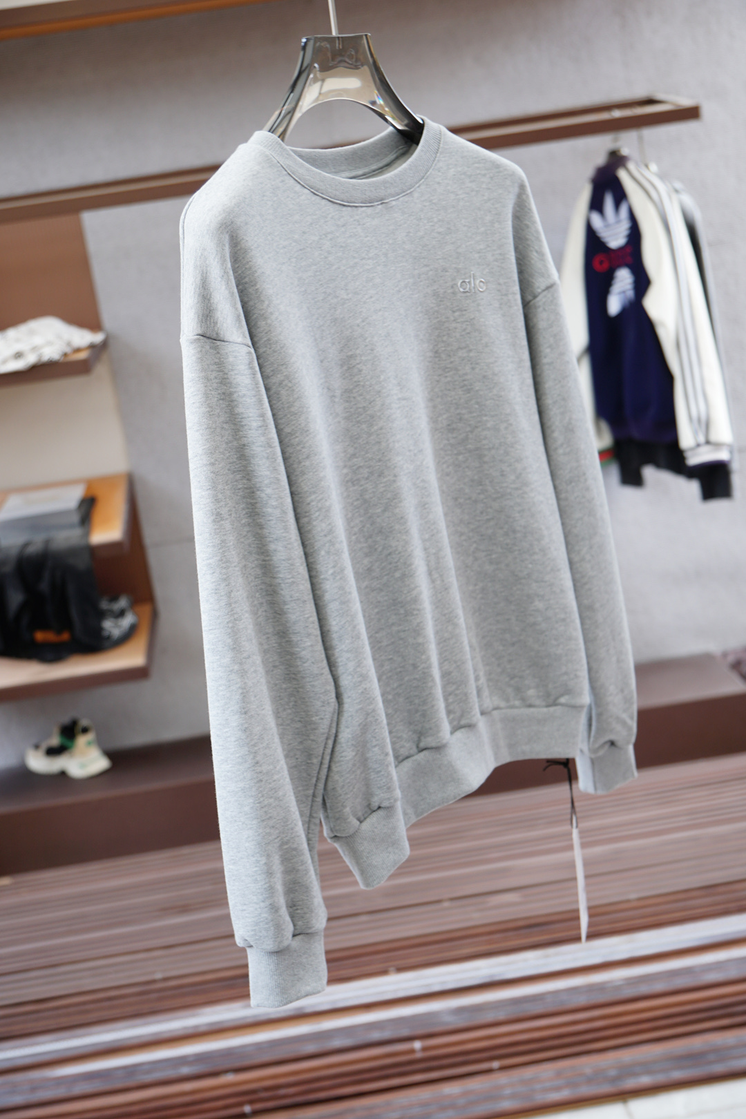 欧跑-2025秋款本款卫衣衫以素净棉质针织，再借明快经典小狗加织带宣告 2025 秋冬秀场风尚，可为各式