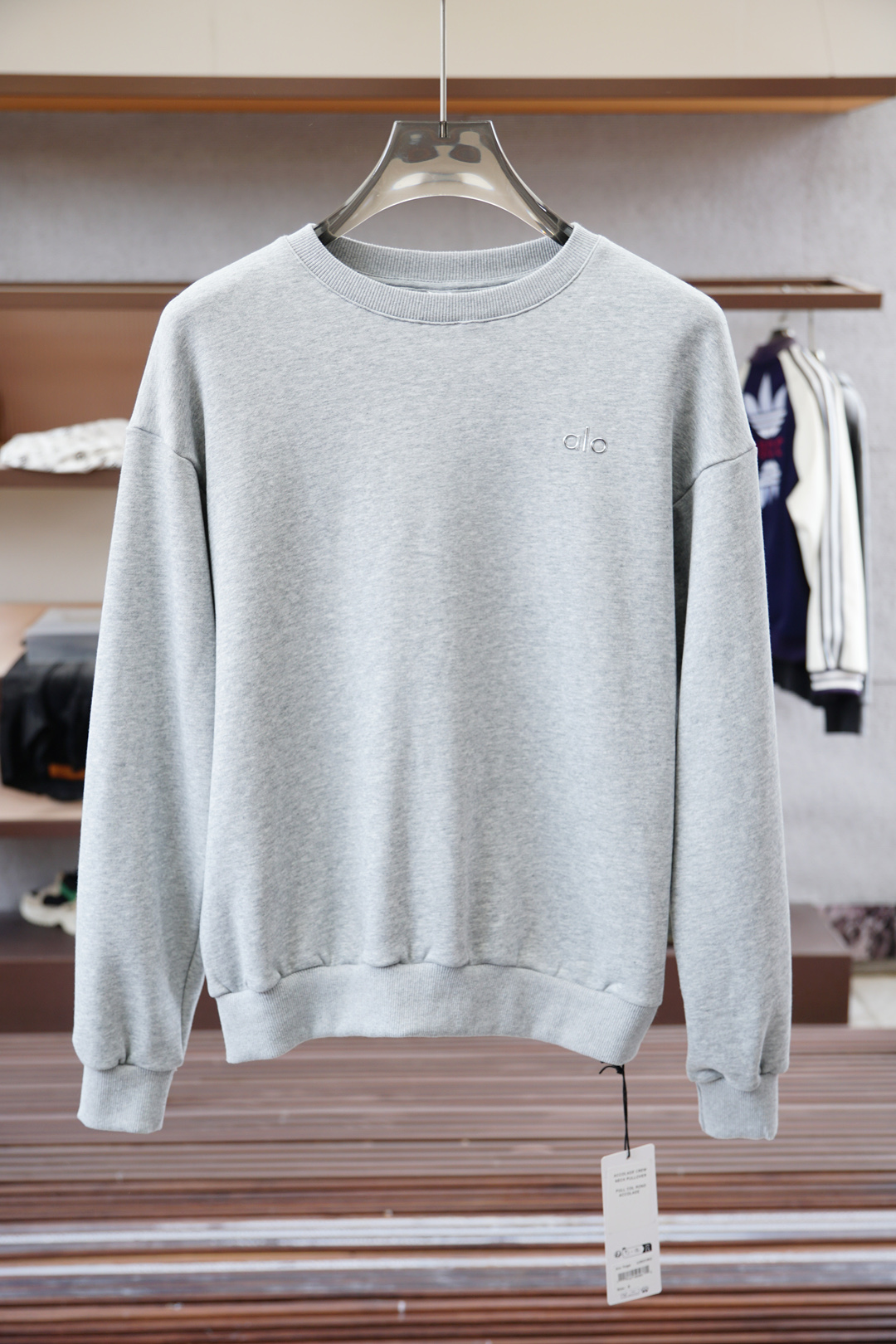 欧跑-2025秋款本款卫衣衫以素净棉质针织，再借明快经典小狗加织带宣告 2025 秋冬秀场风尚，可为各式