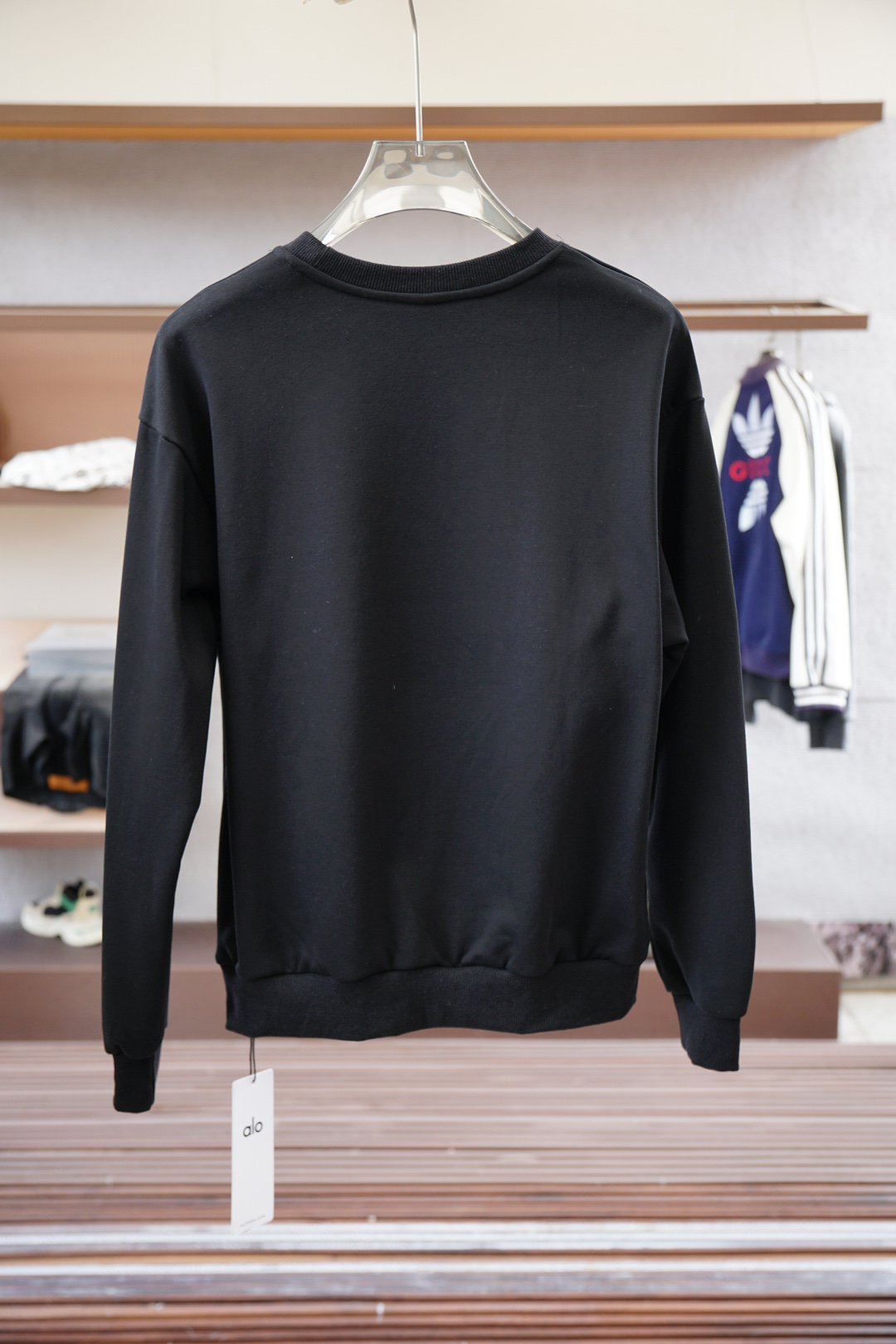 欧跑-2025秋款本款卫衣衫以素净棉质针织，再借明快经典小狗加织带宣告 2025 秋冬秀场风尚，可为各式