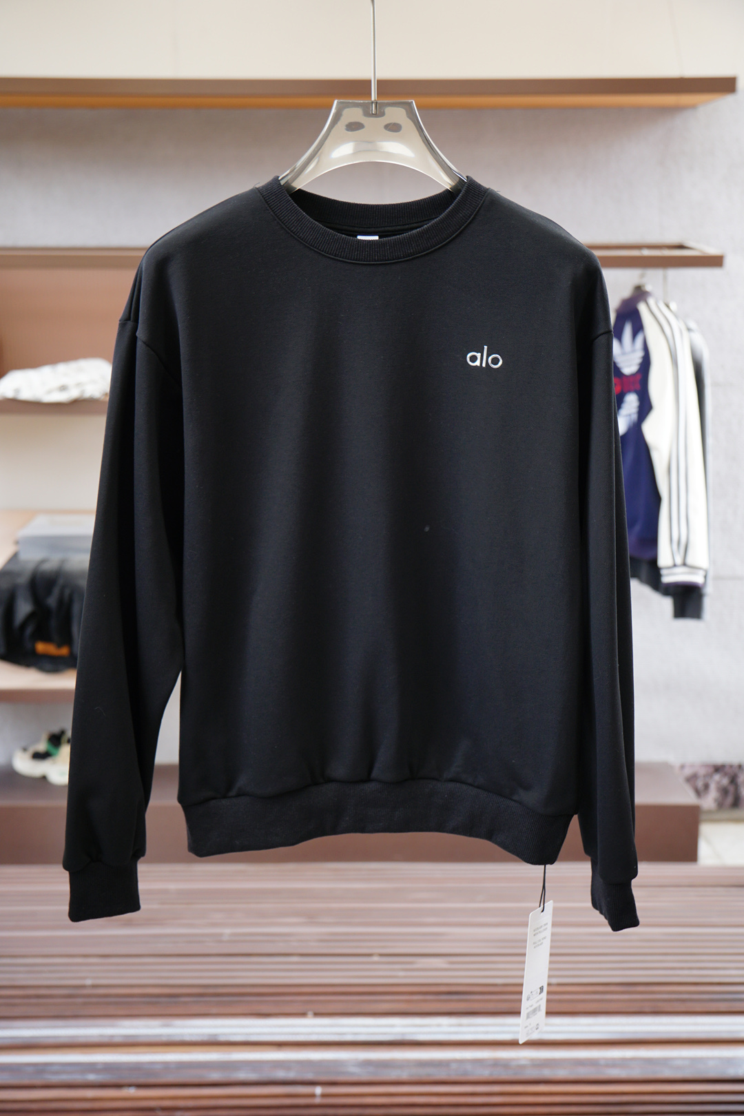 欧跑-2025秋款本款卫衣衫以素净棉质针织，再借明快经典小狗加织带宣告 2025 秋冬秀场风尚，可为各式