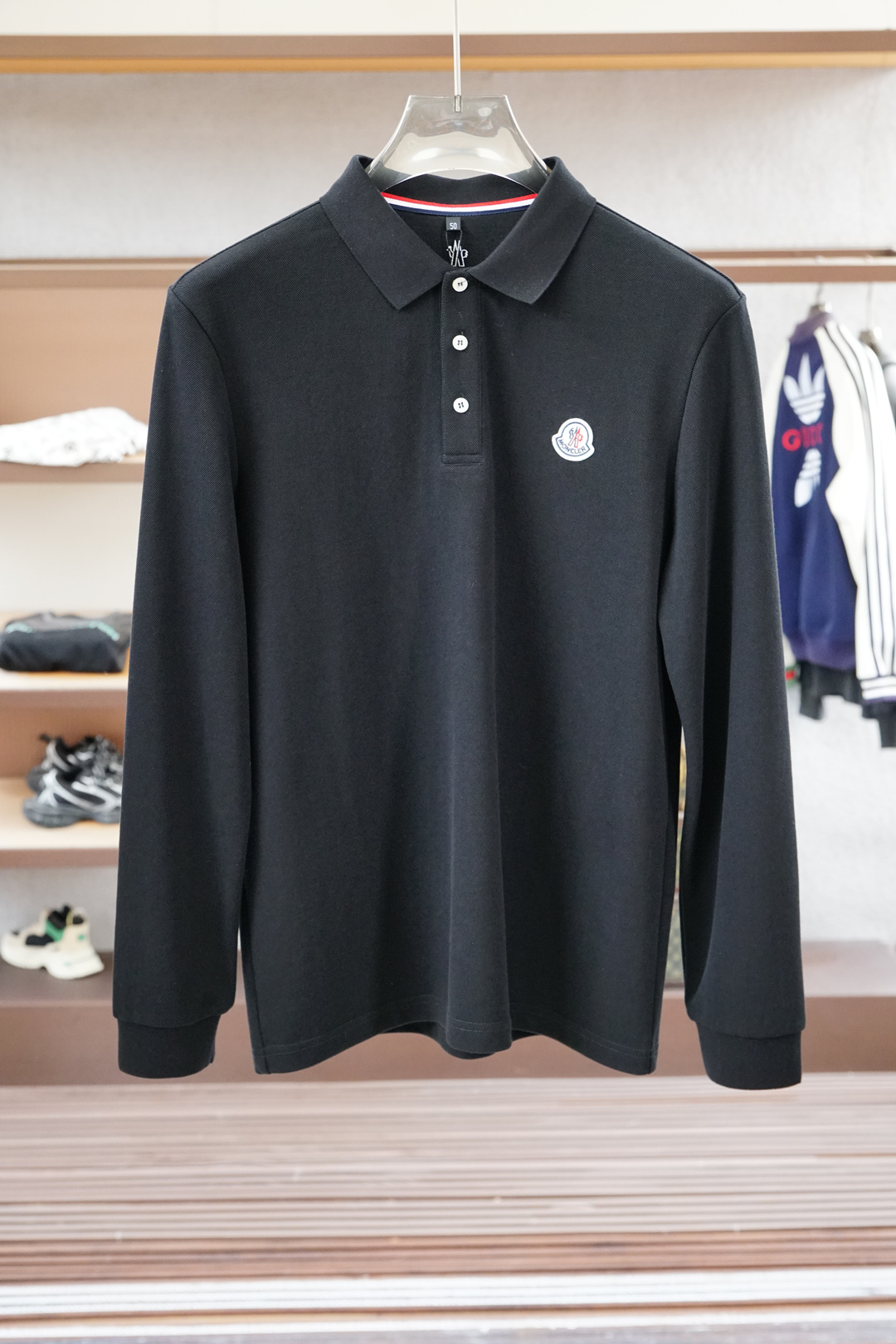 NO:570549,Mengkou - 2025 new products are on sale at the counter. Fashionable high-end men's long-sleeved Polo. The design is clean and tidy. It is a must-have series for the chairman's elite. It is comfortable and relaxed without losing the sense of grandeur. The small stand-up collar positioning design breaks the traditional constraints and is more youthful and fashionable. The embroidered logo design on the chest is more brand-recognizable. Imported top high-density 100-point high-quality Pima cotton is skin-friendly and comfortable.  It feels very delicate, has a good texture, is cool and breathable, and is not easy to wrinkle. It is a good one and can be worn alone or layered. If you like it, you can stock up in advance!  Hurry up and grab it. Sizes (M-XXX L) available for pickup the next day.,,Moncler,alexander wang19860909蒙口- 2025新品 专柜在售 时尚高端男装长袖Polo,设计干净利落整洁,董事长精英必备系列,舒适松弛又不失大气感,小立领定位设计打破传统束缚,更具年轻时尚味道,胸前刺绣Logo设计,更具品牌辨识度,进口顶极高密度100分优质皮马棉棉亲肤舒适 摸上去非常的细腻,质感很好,凉爽透气,不易起皱,不错的一款,内搭单穿都完全没问题,喜欢的亲也可以提早囤货！赶紧下手抢吧.尺码（M-XXX L）隔天取货.,,Moncler,alexander wang,Men's clothing