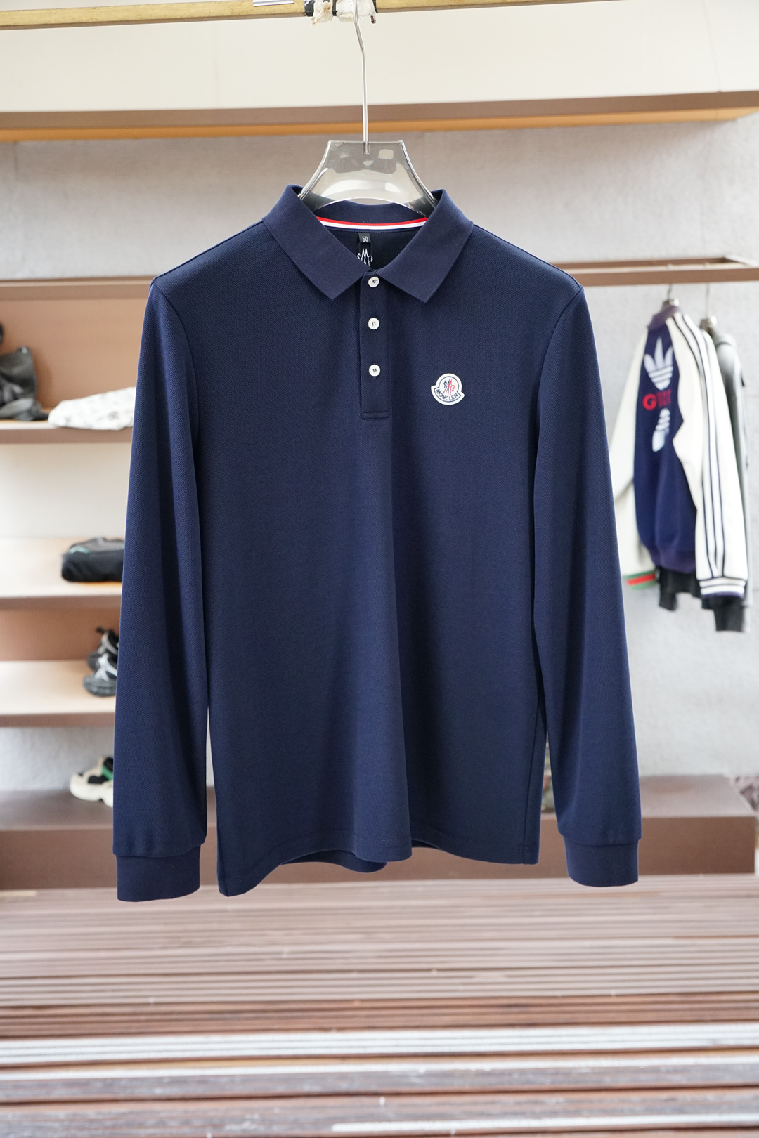 NO:570554,BBR Burberry/2025 new products are on sale at the counter. Fashionable high-end men's long-sleeved Polo, clean and tidy design, essential series for chairman elites, comfortable and relaxed without losing the sense of grandeur. The small stand-up collar positioning design breaks the traditional constraints and has a more youthful and fashionable taste. The embroidered logo design on the chest is more brand recognizable. Imported top high-density 100-point high-quality Pima cotton is skin-friendly and comfortable.  It feels very delicate, has a good texture, is cool and breathable, and is not easy to wrinkle. It is a good one and can be worn alone or layered. If you like it, you can stock up in advance!  Hurry up and grab it. Sizes (M-XXX L) available for pickup the next day.,,burberry,alexander wang19860909BBR巴宝莉/ 2025新品 专柜在售 时尚高端男装长袖Polo,设计干净利落整洁,董事长精英必备系列,舒适松弛又不失大气感,小立领定位设计打破传统束缚,更具年轻时尚味道,胸前刺绣Logo设计,更具品牌辨识度,进口顶极高密度100分优质皮马棉棉亲肤舒适 摸上去非常的细腻,质感很好,凉爽透气,不易起皱,不错的一款,内搭单穿都完全没问题,喜欢的亲也可以提早囤货！赶紧下手抢吧.尺码（M-XXX L）隔天取货.,,burberry,alexander wang,Men's clothing