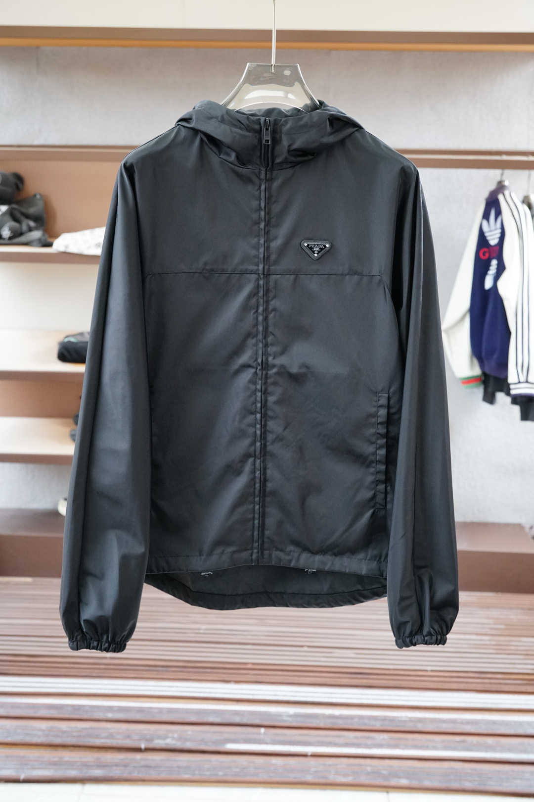 ，Prada普拉达/🍒新款P家Re-Nylon再生尼龙材质撞色拉链门襟立领外套，男士胸前金属三角标装饰轻