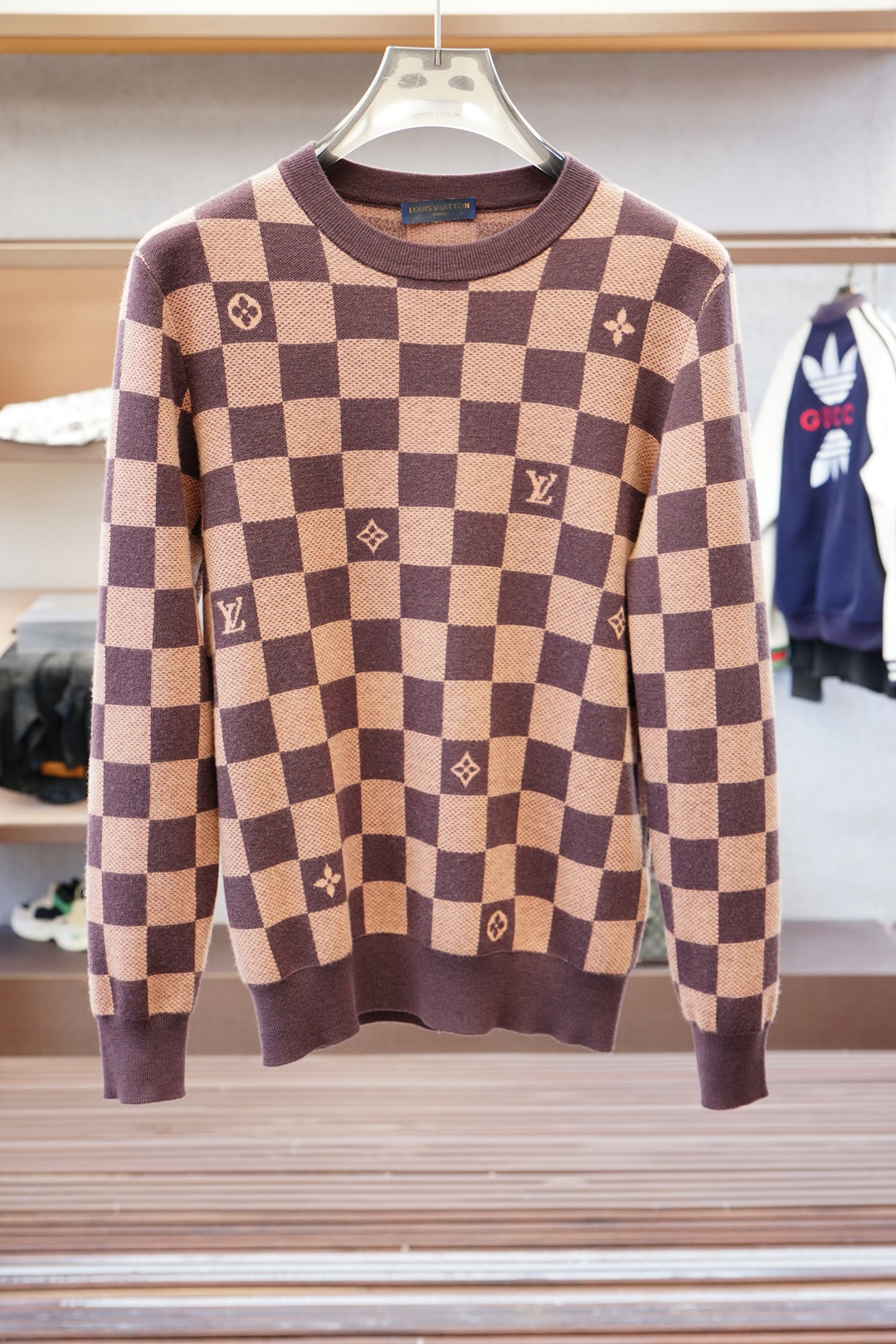 NO:597078,LV Louis Vuitton/2025, men's high-end lapel combed wool, channel goods from Shanghai Trading Company, three high-end tasting limited series, treasure-level products, exclusive sale!  It is Italy's top luxury brand, specializing in cashmere and wool products. Its design is low-key and luxurious, focusing on fabrics and craftsmanship. This style of clothing adheres to the brand's concept of excellence. The overall silhouette combines high-end and good looks, and the two complement each other. The chest logo captures the brand LOGO.  Inspired by the case, the hand-embroidered design is added to show the luxury performance and give people a high-end temperament. The contrasting color strips on the collar and cuff edges are unique and ingenious, refreshing the traditional POLO visual aesthetic style. It can easily control any important occasion and daily activities.  The fabric material is selected from ultra-fine cotton wool, which is warm to the touch and light in summer] The rare wool for the facial yarn is selected from Italian ultra-fine merino wool. The fiber diameter is less than 19 microns, which is as soft as a cloud and close to the skin. It has excellent breathability. The bottom yarn is made of cotton as the lining, making it more comfortable to wear without pricking the skin, and not stuffy when worn in hot summer. -  The delicate touch has been treated with a special washing process. The surface of the wool has a natural micro-velvet texture, which is as skin-friendly as cashmere, but has stronger wrinkle resistance and durability. - The environmentally friendly dyeing adopts traditional Italian dyeing technology, with full and soft color, excellent light fastness, and long-lasting. This style has three colors to choose from, suitable for various specific occasions. The color is light and versatile, suitable for business and leisure. The upper body has a strong elegant temperament, which is a dual experience of 'quality' and 'beauty'!  A great choice for your wardrobe for both work and everyday use. Sizes S-XXL,,louis vuitton,louis vuitton,alexander wang19860909Lv 路易威登/2025,男士高端翻领精梳羊毛,上海贸易公司渠道货,三高端品鉴限量系列,宝藏级臻品,独家发售！是意大利顶级奢侈品牌,主打羊绒和羊毛制品,设计低调奢华,注重面料和工艺.此款衣服,秉承了品牌精益求精的理念,通体轮廓融合高级与颜值,二者相得益彰,胸口标识抓取品牌LOGO图案为灵感,增添手工刺绣设计,更显奢华性能所在,给人一种高级的气质腔调,领边与袖口边撞色条,独出心裁,别具匠心,刷新了传统POLO视觉审美画风.轻松驾驭任何重要场合与日常活动. 面料材质臻选超细棉羊毛,触手生温的夏日轻盈】  面部纱线珍稀羊毛精选意大利超细美利奴羊毛,纤维直径低于19微米,如云朵般轻柔贴肤,透气性极佳,底层纱线运用棉线做里层,让穿着更舒适不扎皮肤,炎夏穿着亦不闷热.  - 细腻触感经特殊水洗工艺处理,羊毛表面呈现天然微绒质感,亲肤性堪比羊绒,却兼具更强的抗皱性与耐用性.  - 环保染色采用意大利传统染色技术,色泽饱满柔和,日光牢度卓越,历久弥新.  此款共有三个色可以选择,适合各种特定场合穿着, 配色轻熟百搭,商务休闲皆可,上身儒雅气质感极强,是“质”与“美”的双重体验！衣橱中工作与日常的绝佳选择尺码S-XXL,,louis vuitton,louis vuitton,alexander wang,Men's clothing